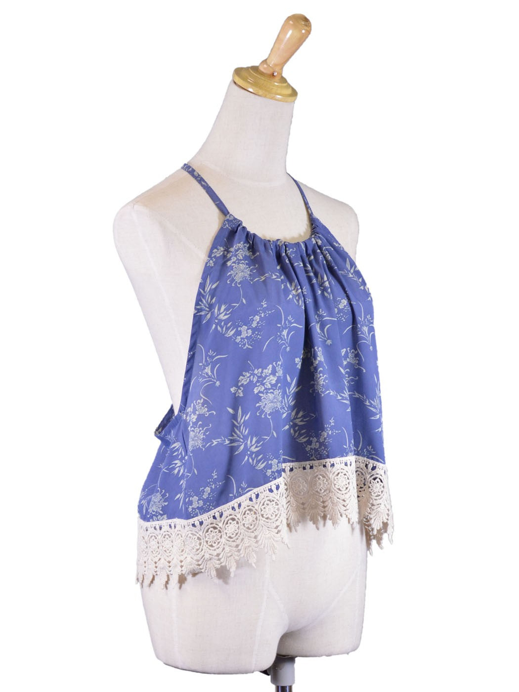 Blusa con cuello halter y espalda en T doble con ribete de encaje y estampado floral oriental En Creme