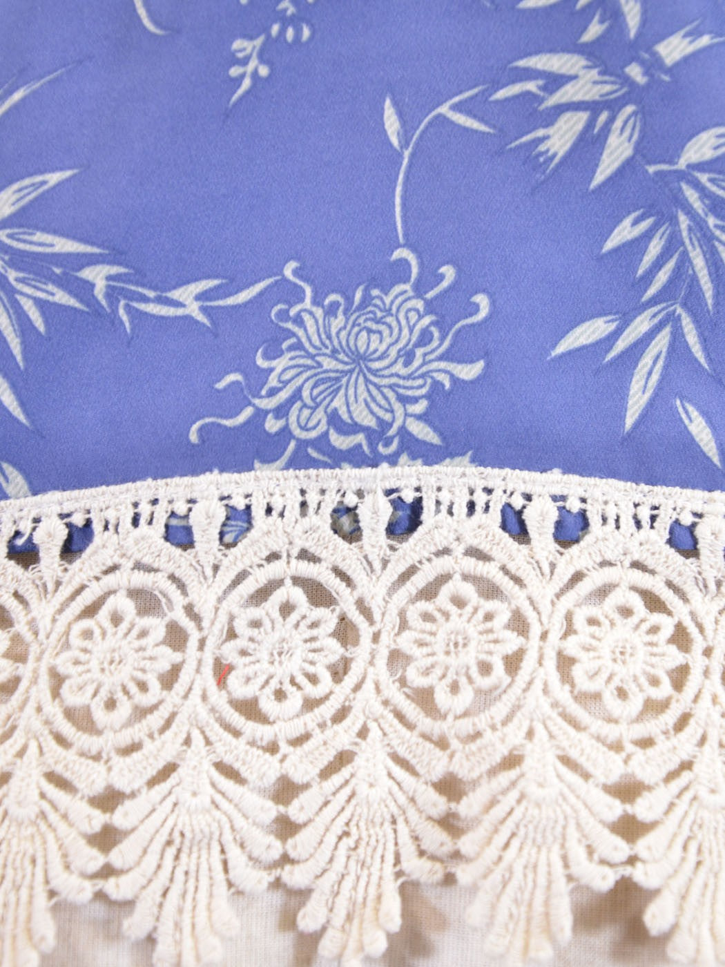 Blusa con cuello halter y espalda en T doble con ribete de encaje y estampado floral oriental En Creme