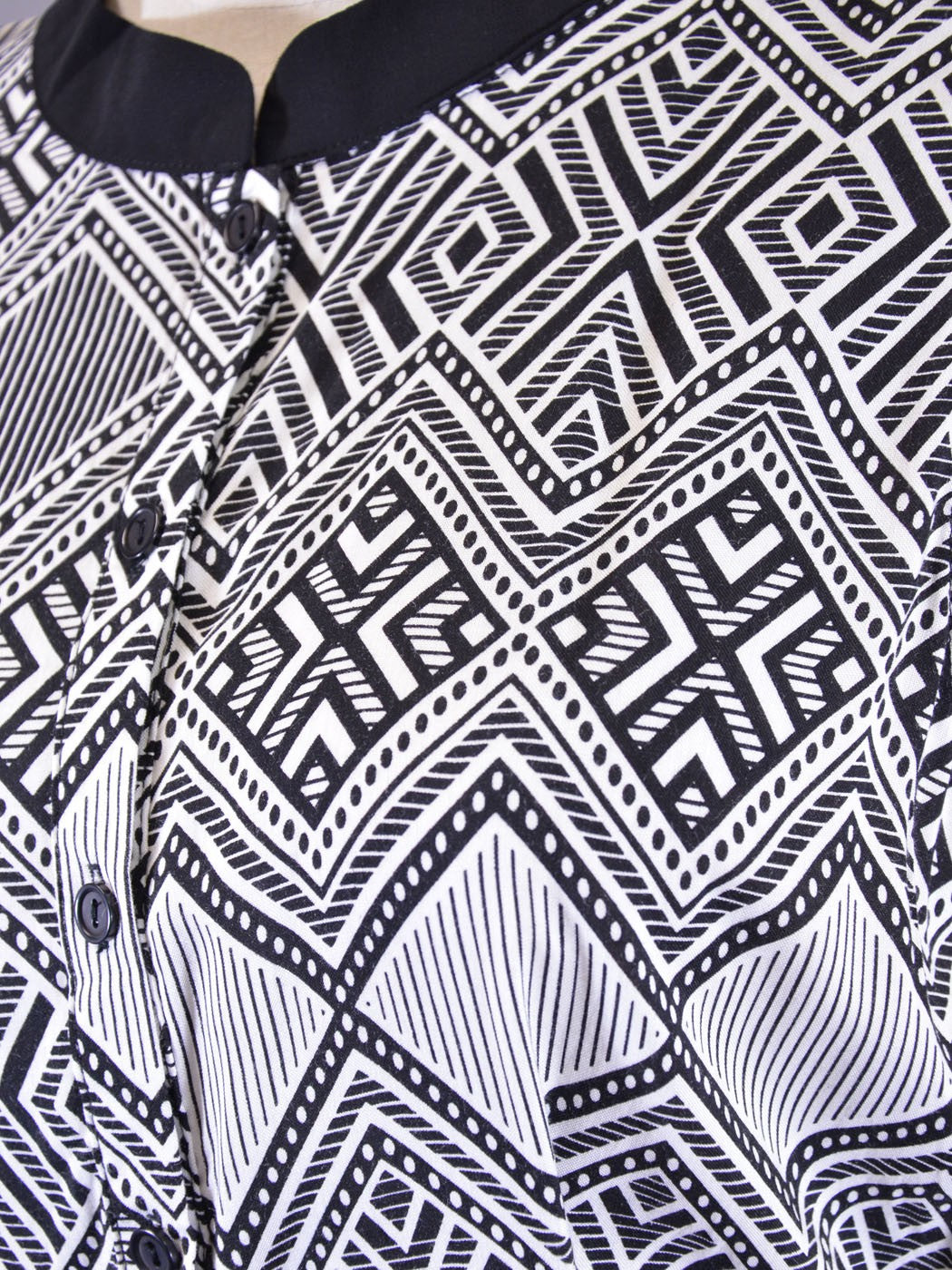 Mono con espalda abierta y botones de diamantes en blanco y negro divertido En Creme Froufrou