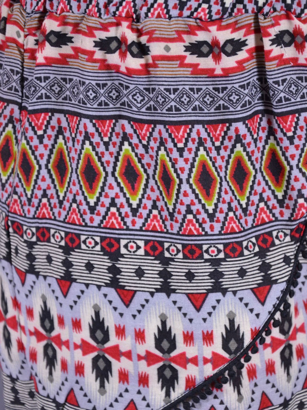 Pantalones cortos con volantes y pompones con estampado horizontal, coloridos y alegres de En Creme