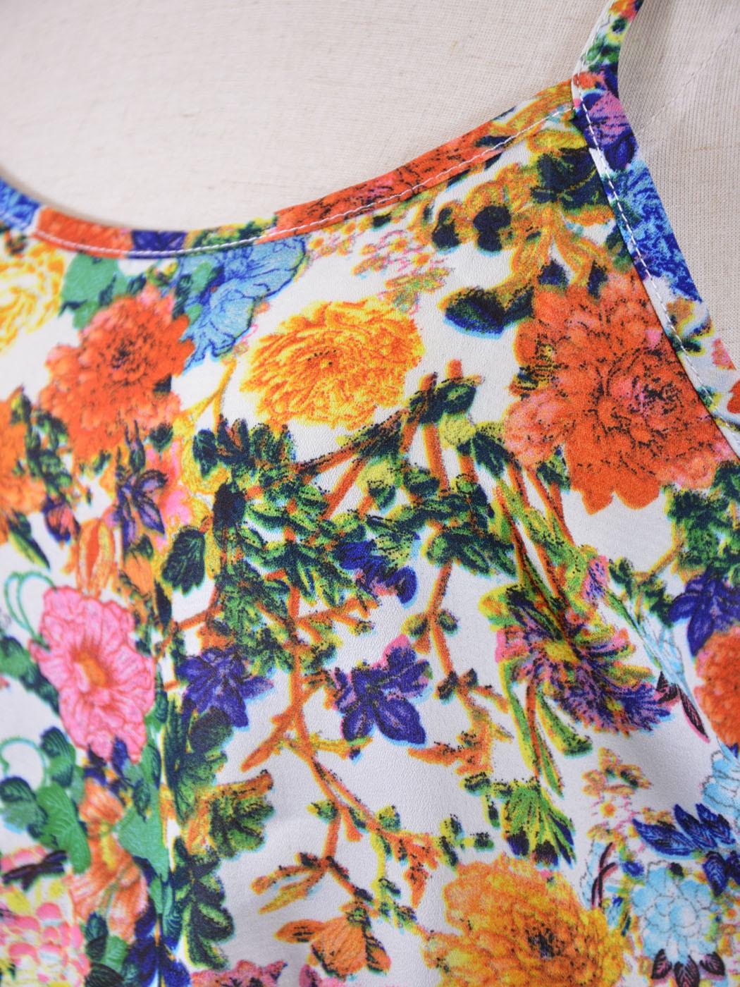 Mono de gasa transparente con dobladillo con ribete de lunares y estampado floral vibrante de San Souci