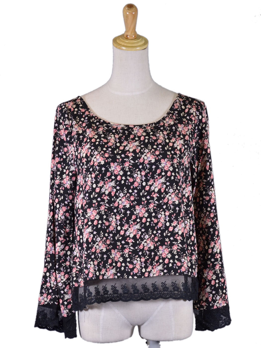 Blusa de escote redondo tejida con mangas acampanadas, dobladillo de encaje de malla y estampado floral En Creme Sophia
