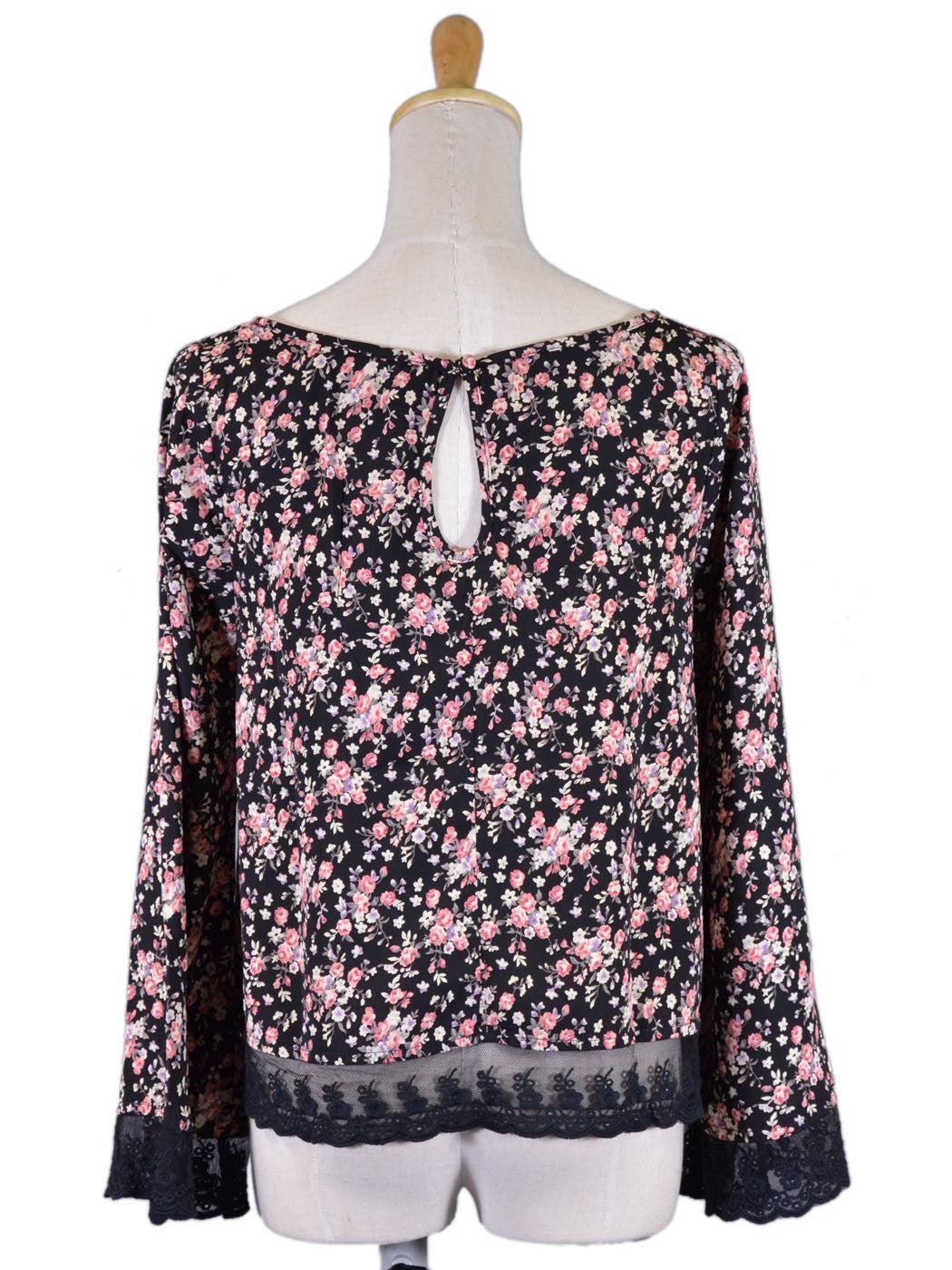 Blusa de escote redondo tejida con mangas acampanadas, dobladillo de encaje de malla y estampado floral En Creme Sophia