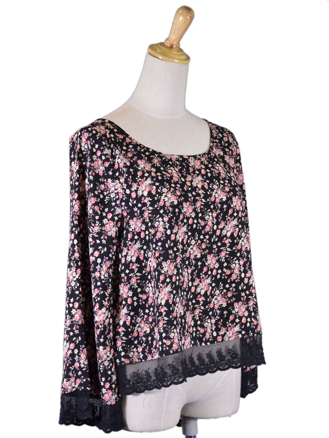 Blusa de escote redondo tejida con mangas acampanadas, dobladillo de encaje de malla y estampado floral En Creme Sophia