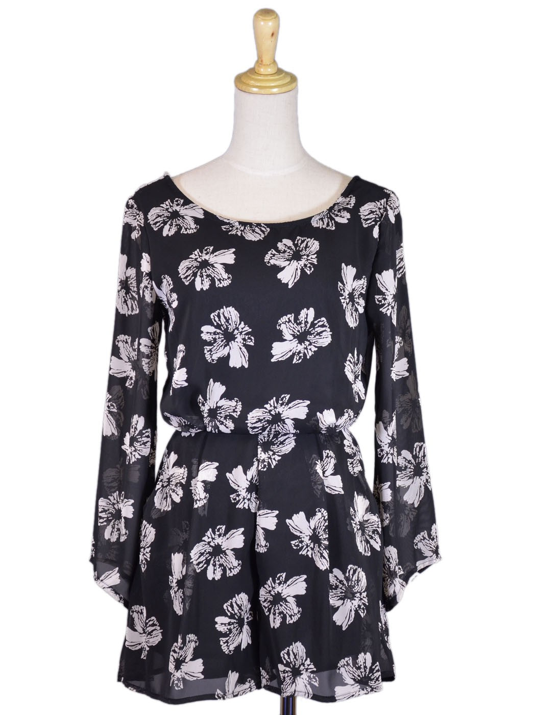 Mono de noche de gasa con mangas acampanadas y estampado floral en blanco y negro, muy agradable y exuberante