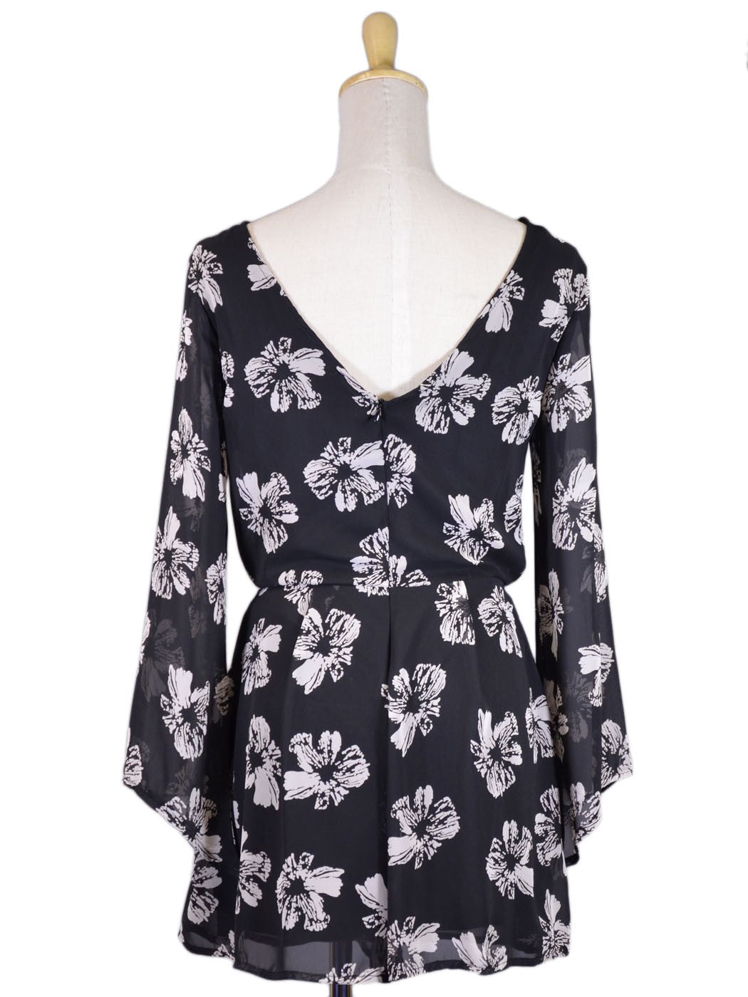 Mono de noche de gasa con mangas acampanadas y estampado floral en blanco y negro, muy agradable y exuberante