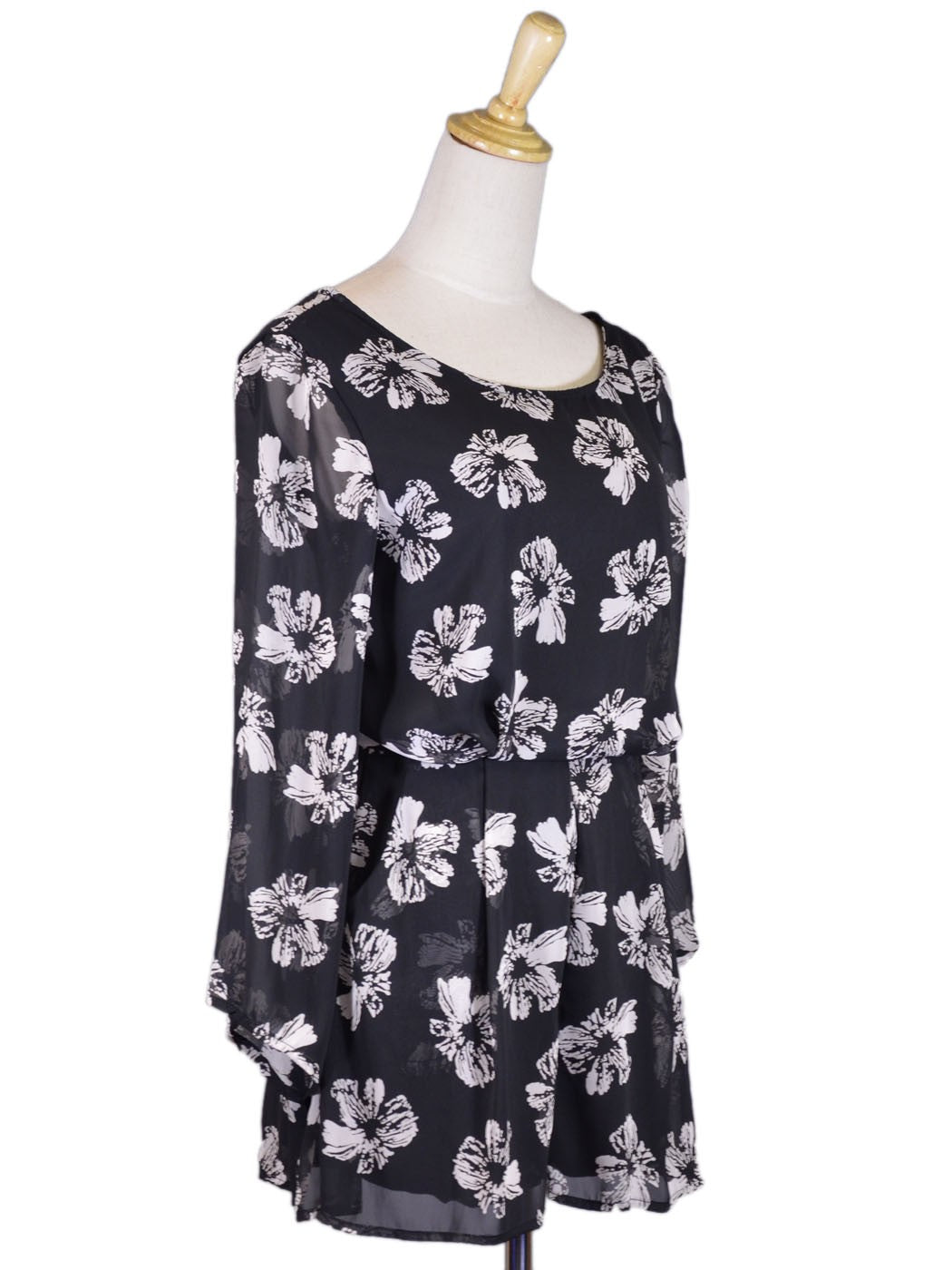 Mono de noche de gasa con mangas acampanadas y estampado floral en blanco y negro, muy agradable y exuberante