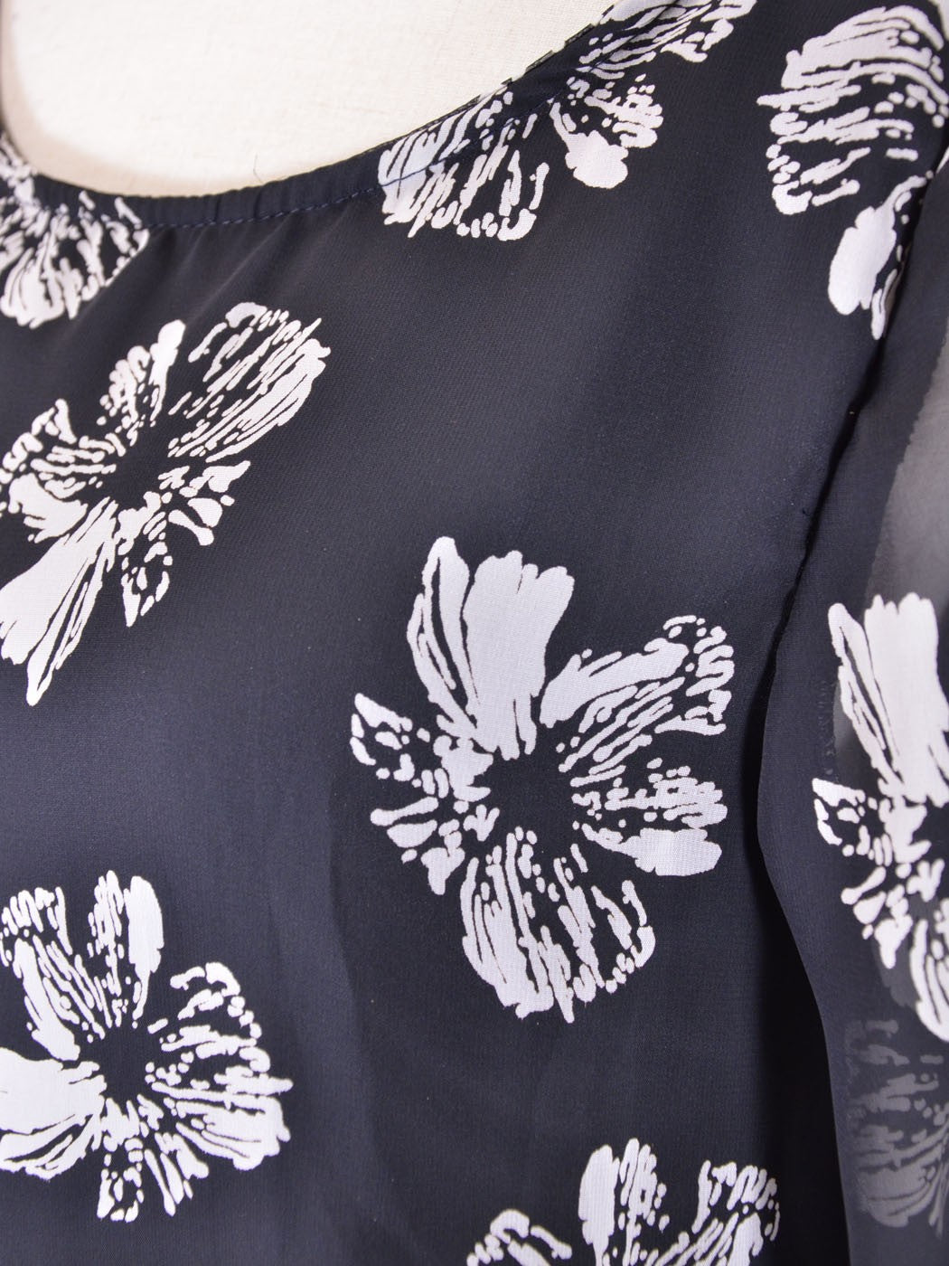 Mono de noche de gasa con mangas acampanadas y estampado floral en blanco y negro, muy agradable y exuberante