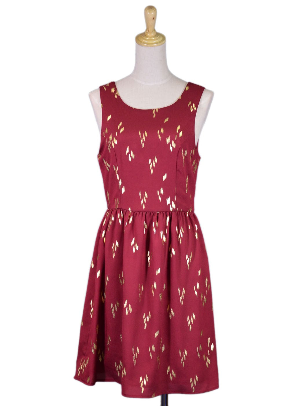 Vestido skater con espalda en V y estampado de hojas doradas metalizadas en rojo de Everly Brand