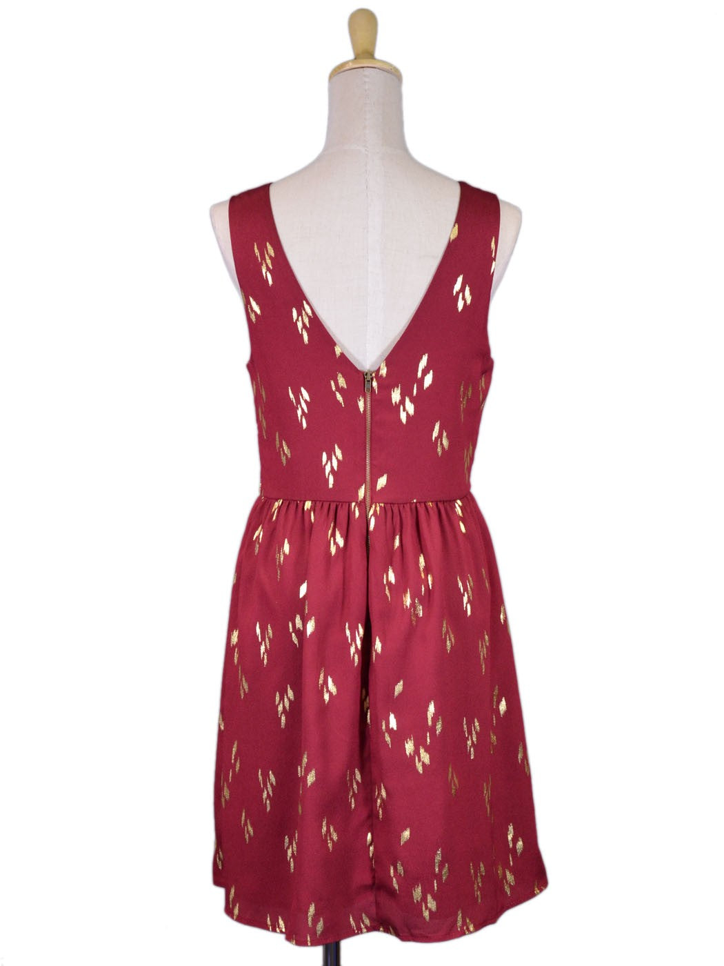 Vestido skater con espalda en V y estampado de hojas doradas metalizadas en rojo de Everly Brand