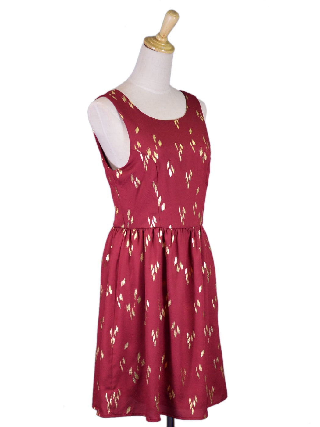 Vestido skater con espalda en V y estampado de hojas doradas metalizadas en rojo de Everly Brand