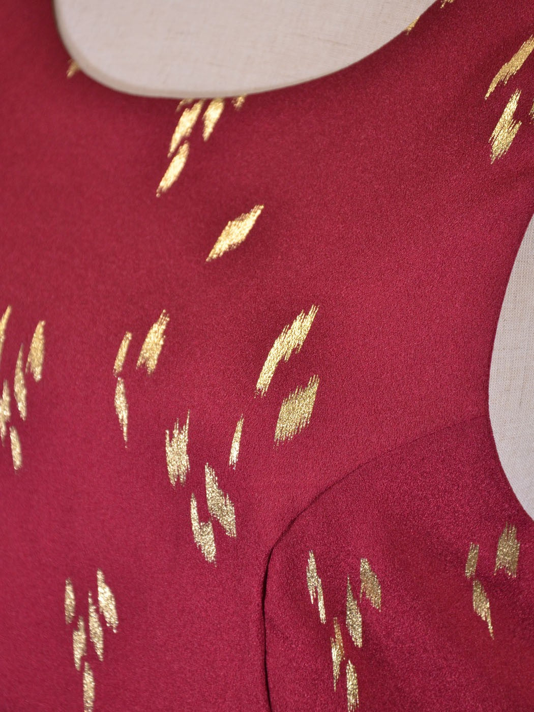 Vestido skater con espalda en V y estampado de hojas doradas metalizadas en rojo de Everly Brand