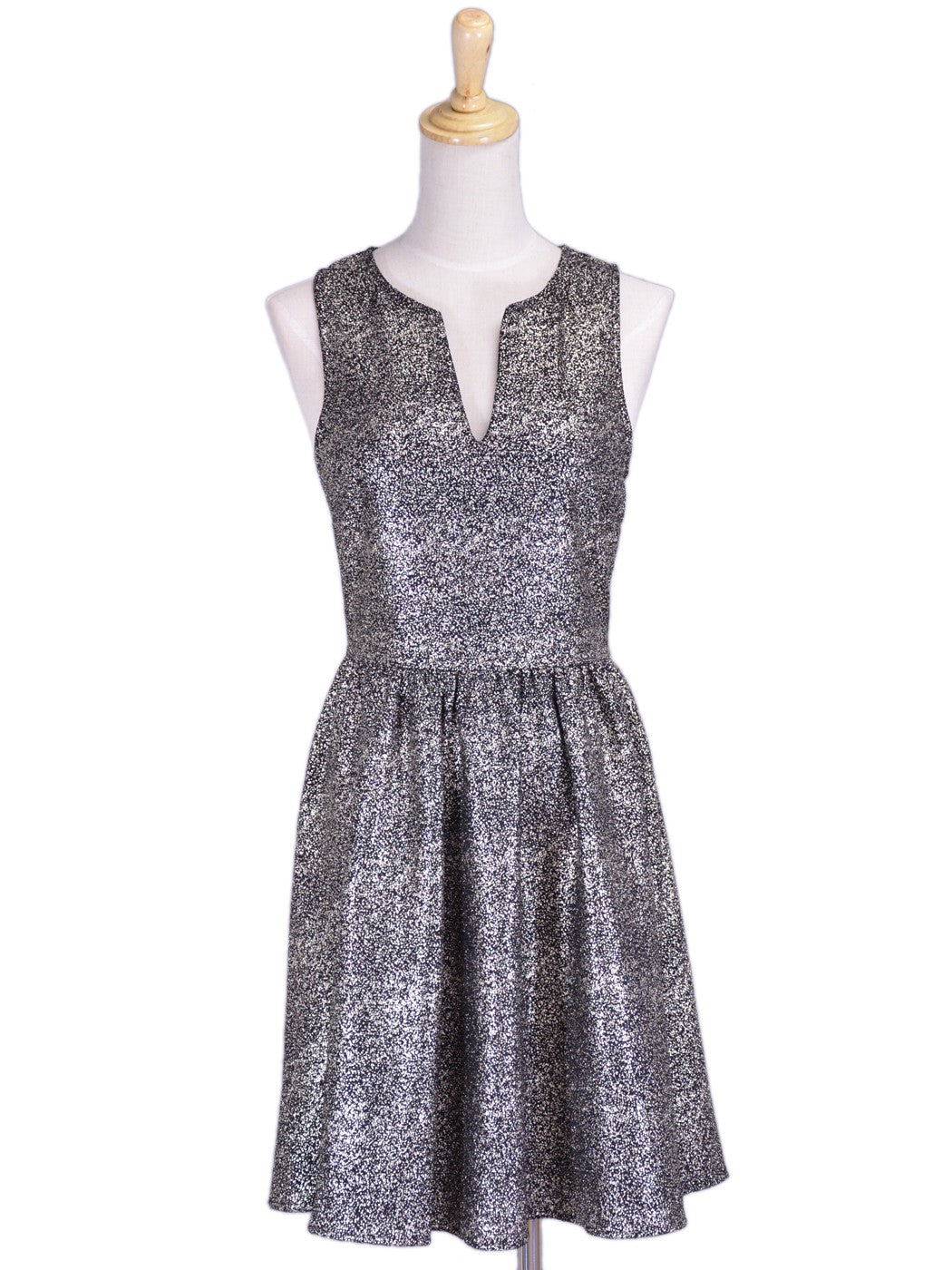 Vestido de fiesta con detalles recortados y brillo metálico dorado de Everly Brand