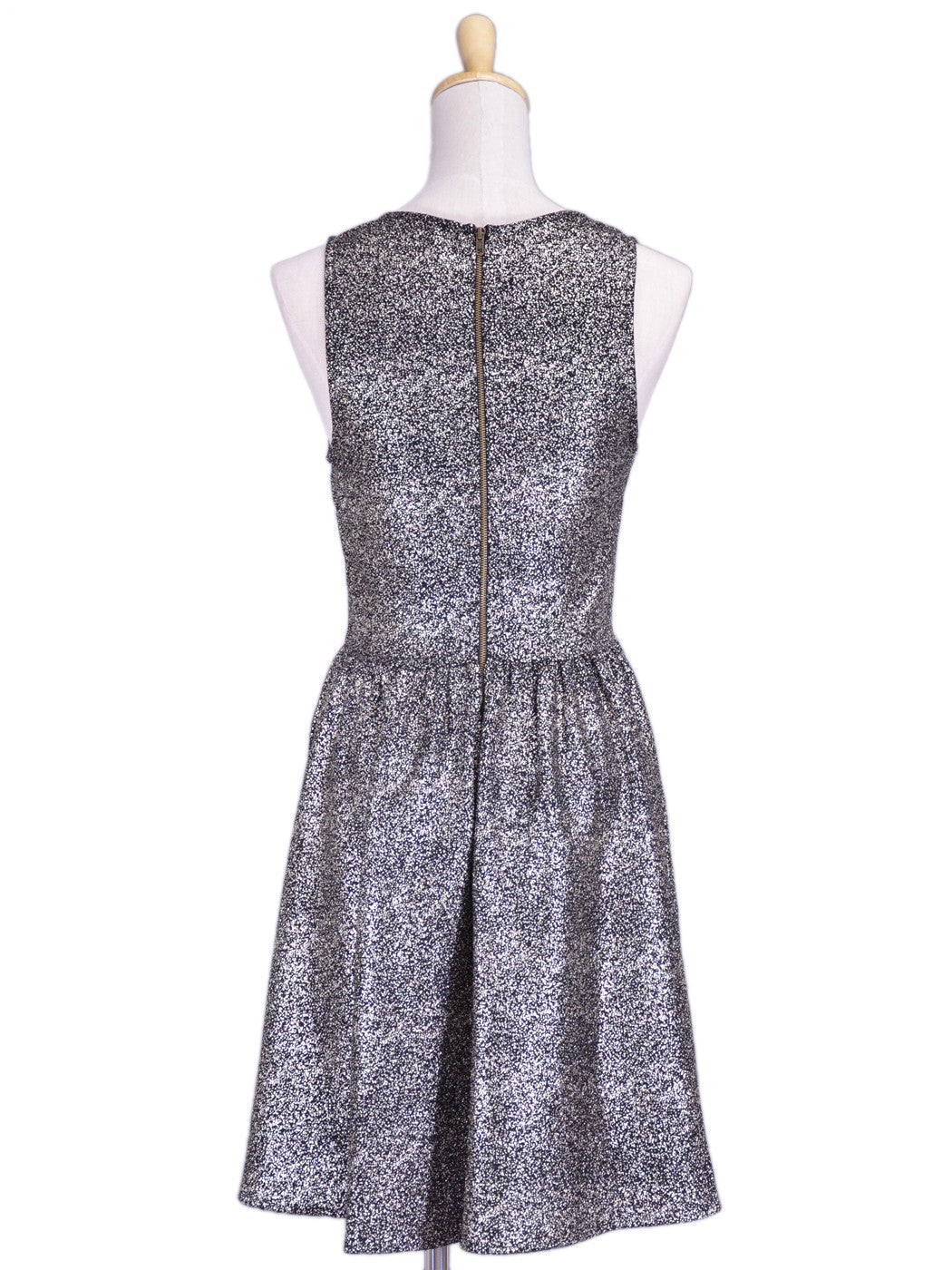 Vestido de fiesta con detalles recortados y brillo metálico dorado de Everly Brand