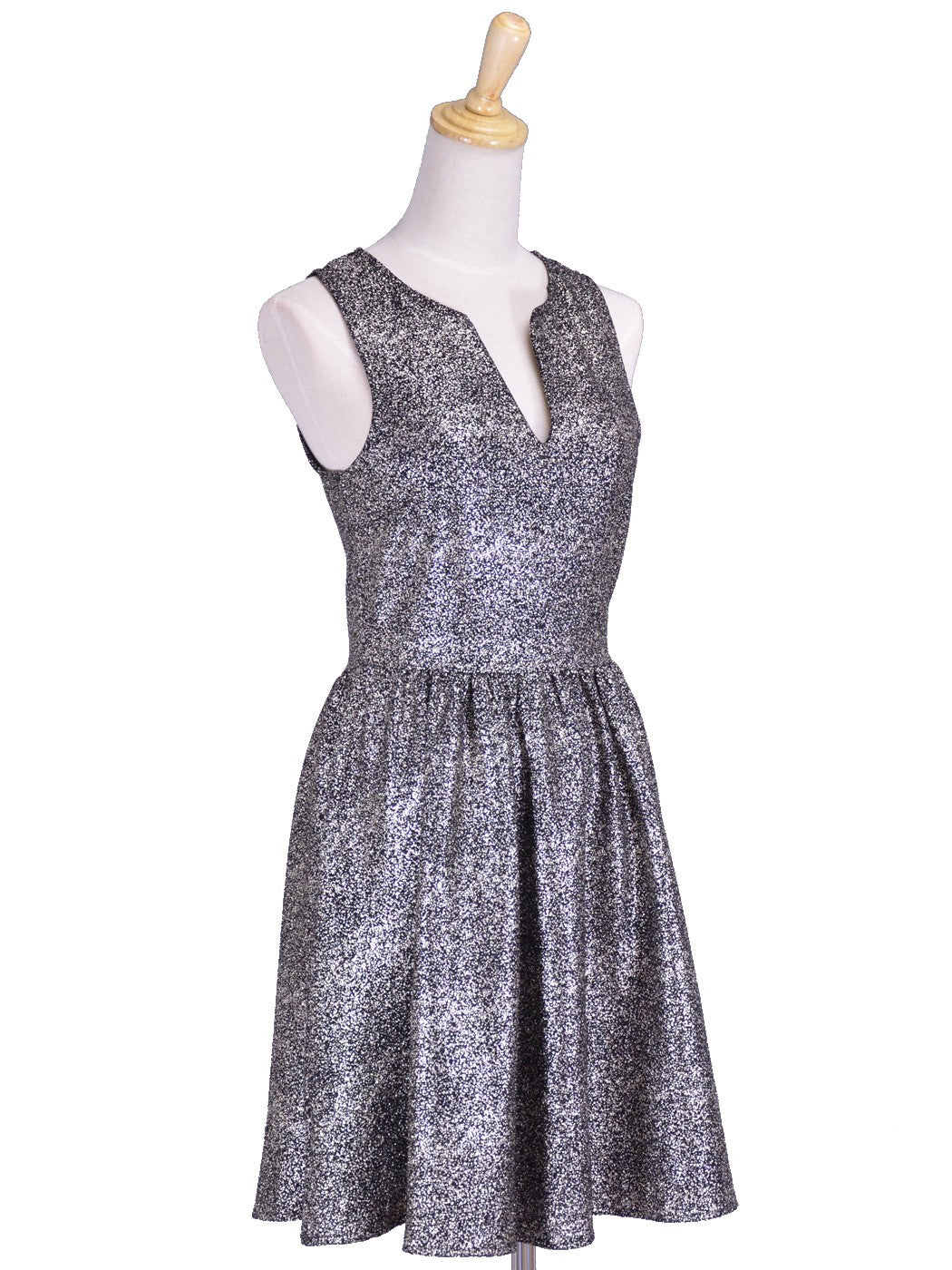 Vestido de fiesta con detalles recortados y brillo metálico dorado de Everly Brand
