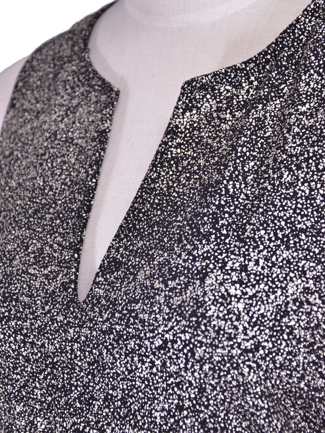 Vestido de fiesta con detalles recortados y brillo metálico dorado de Everly Brand