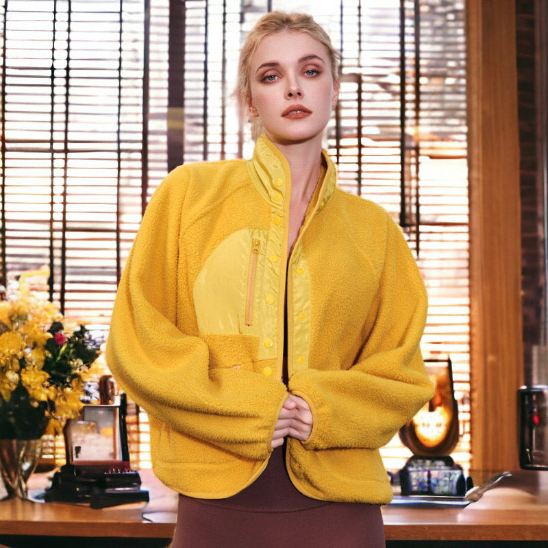 Chaqueta de piel de oveja texturizada con botones en la parte delantera