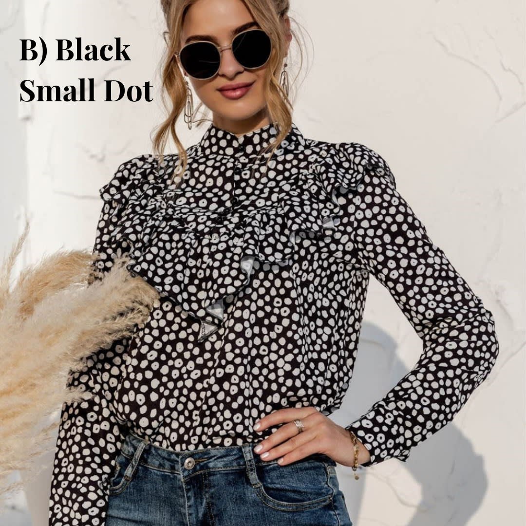 Blusa con botones y mangas largas con volantes