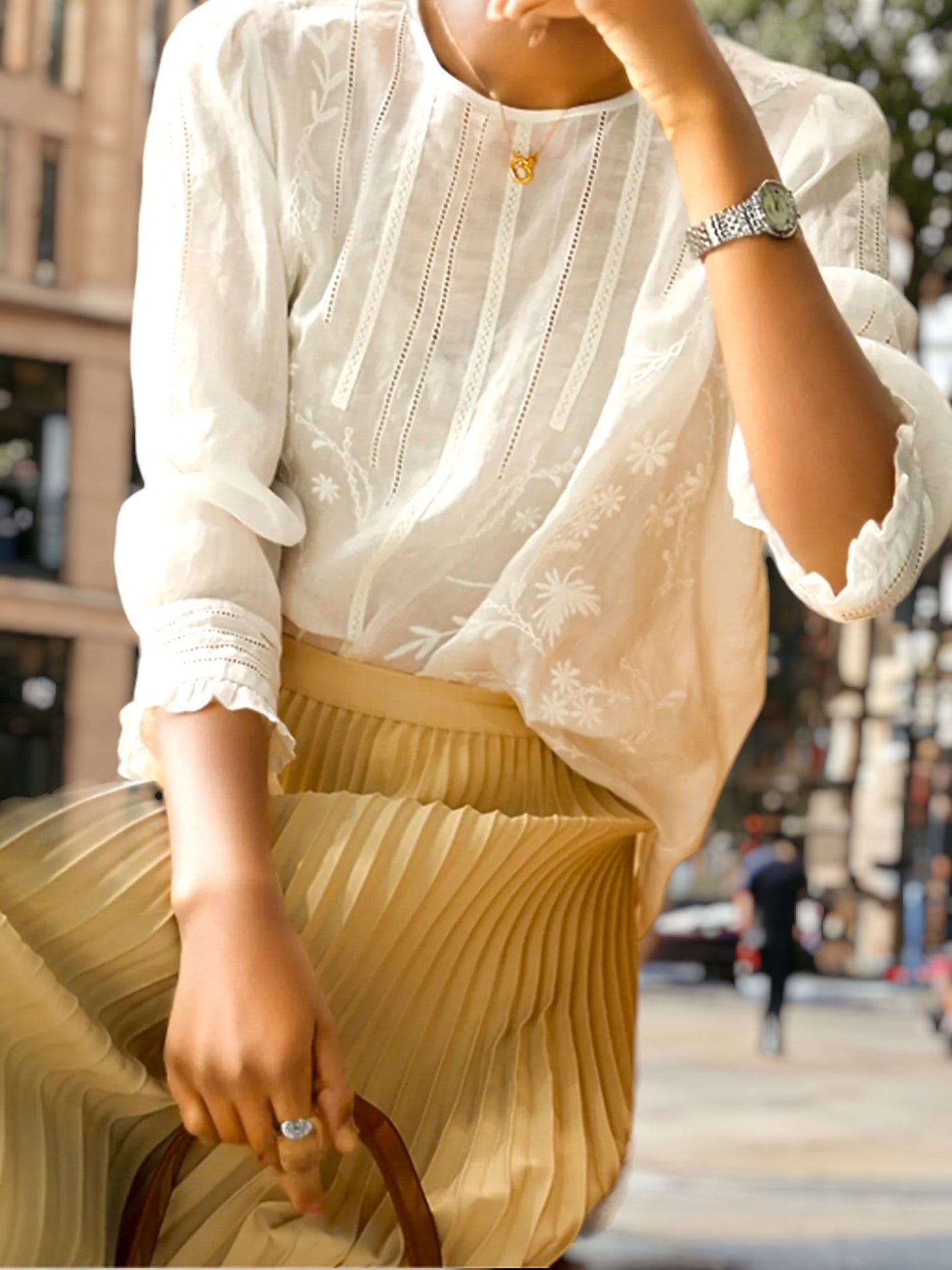 Blusa de ramio elástica longitudinal ahuecada con patrón de flores bordada