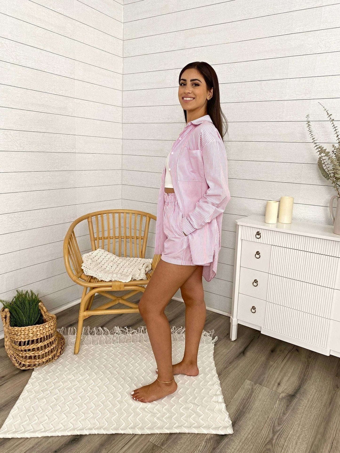 Conjunto de camisa abotonada de manga larga y pantalón corto a rayas