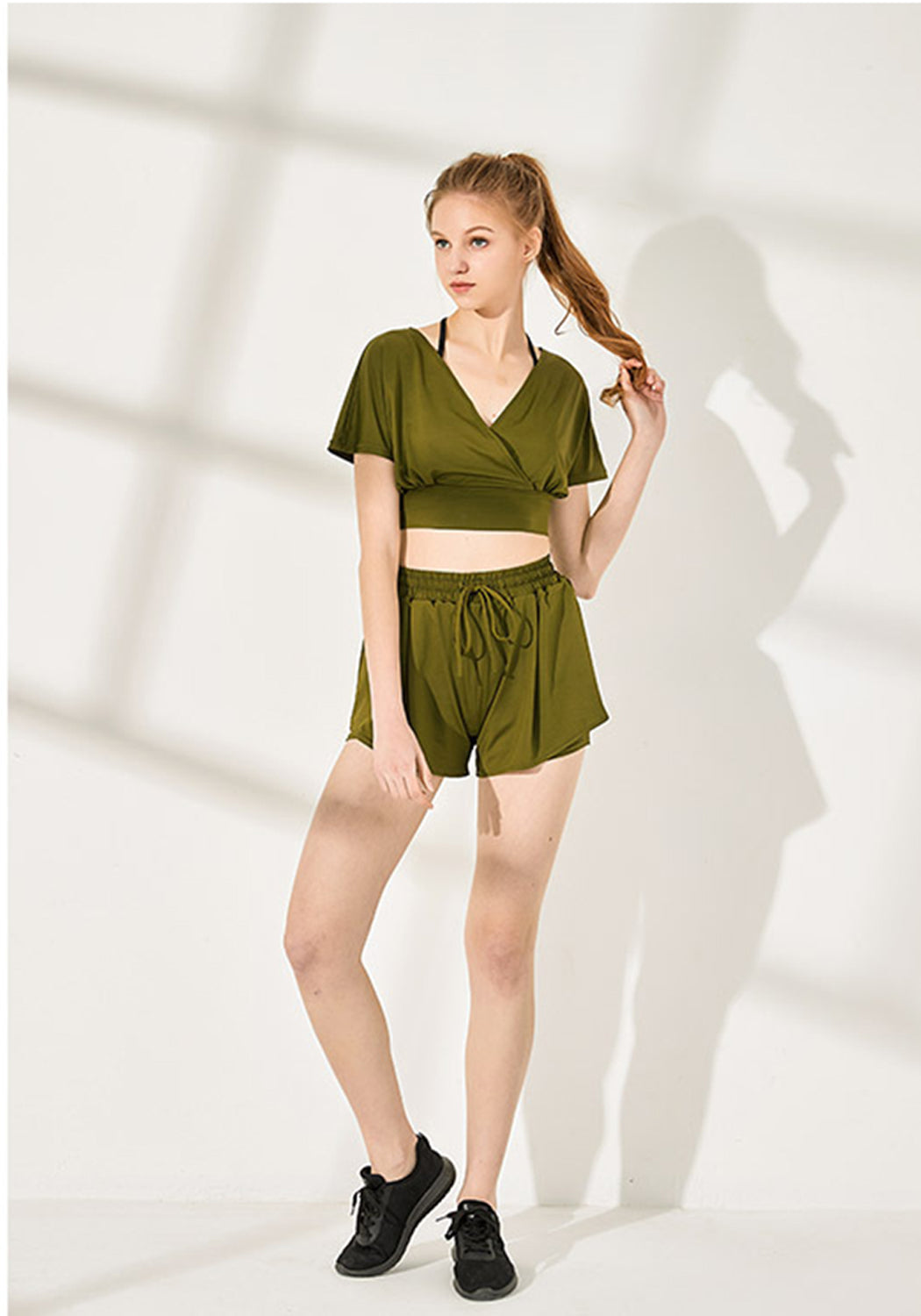 Pantalones cortos de fitness con tejido suelto y transpirable