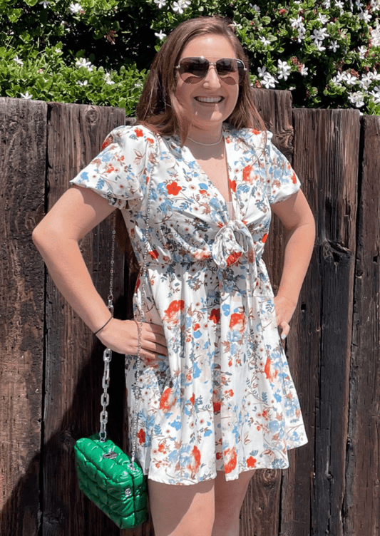 Vestido con escote pronunciado y lazo en la parte delantera