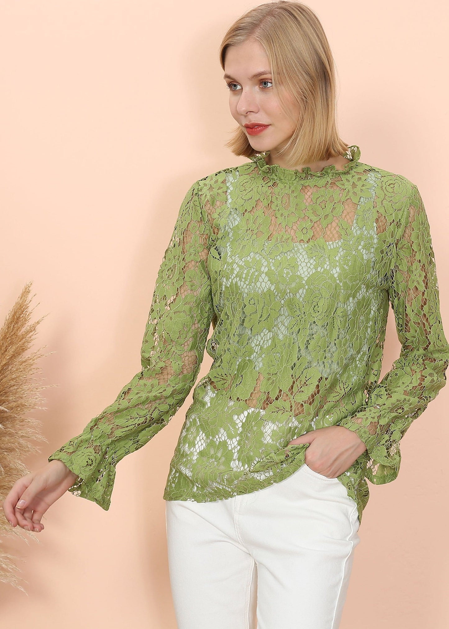 Blusa transparente con mangas abullonadas y encaje en capas