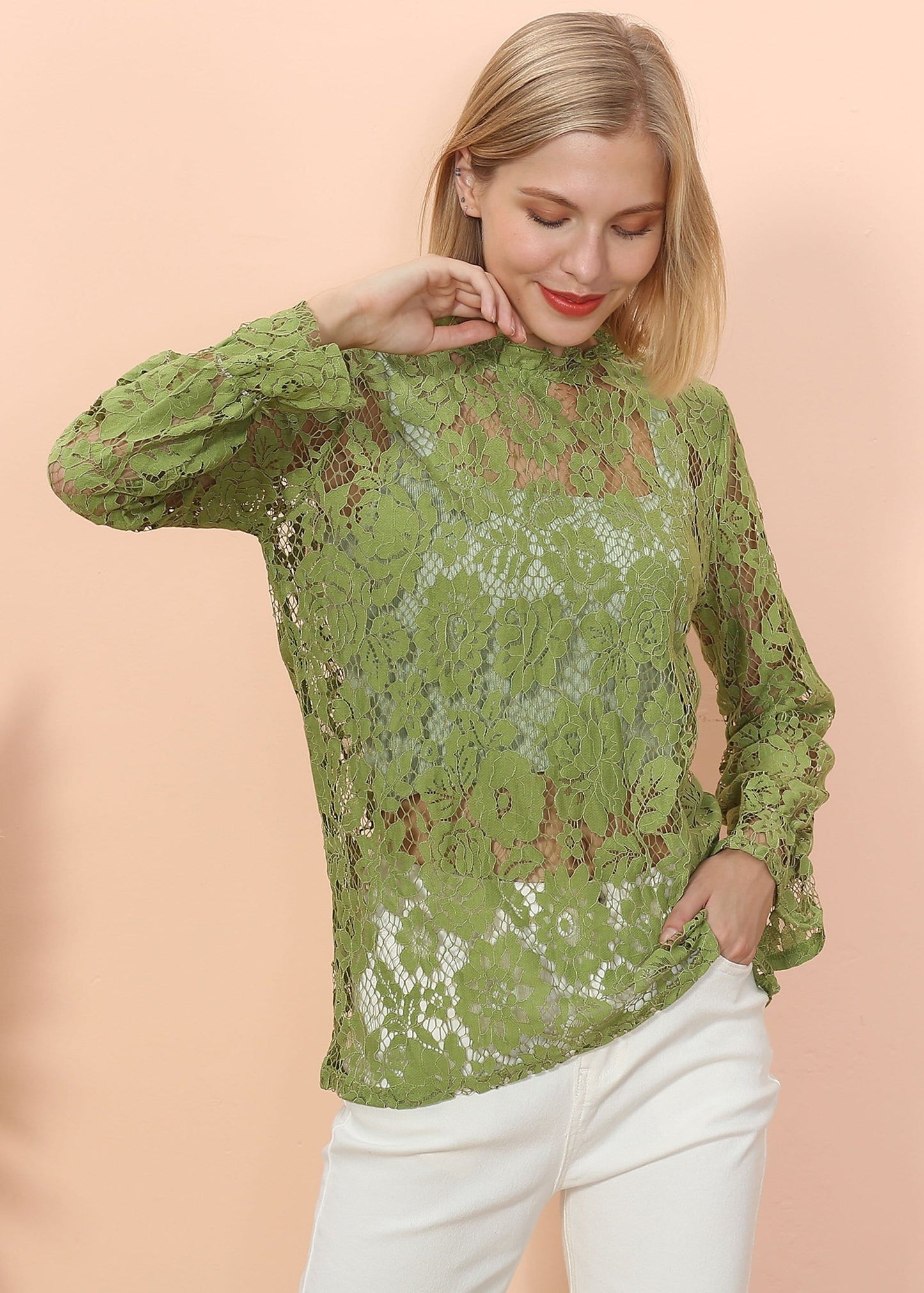 Blusa transparente con mangas abullonadas y encaje en capas