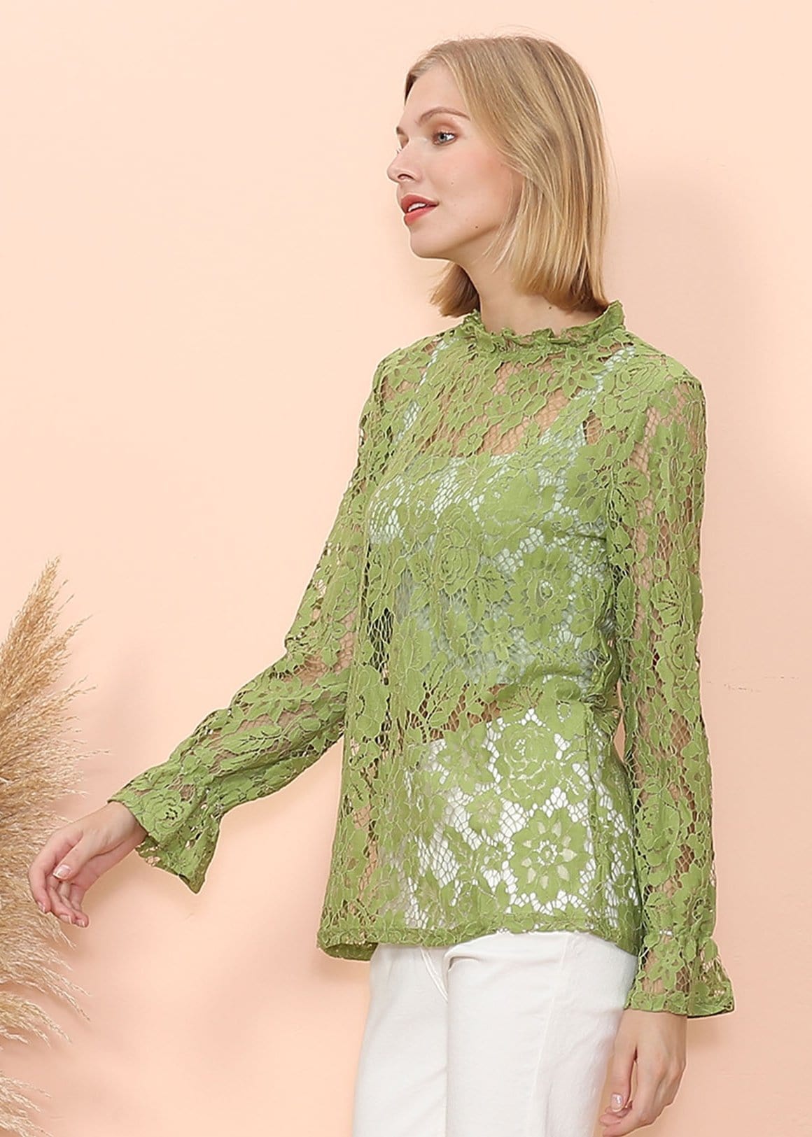 Blusa transparente con mangas abullonadas y encaje en capas