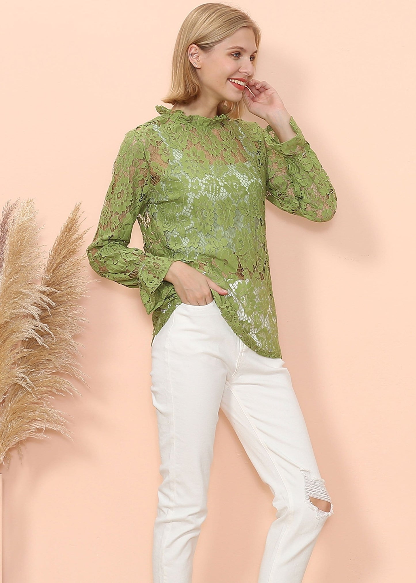 Blusa transparente con mangas abullonadas y encaje en capas