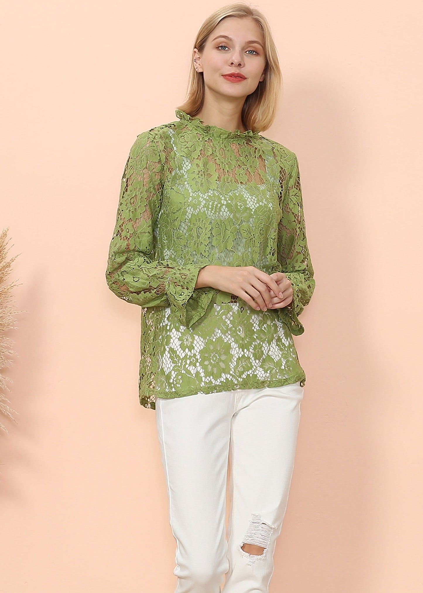 Blusa transparente con mangas abullonadas y encaje en capas