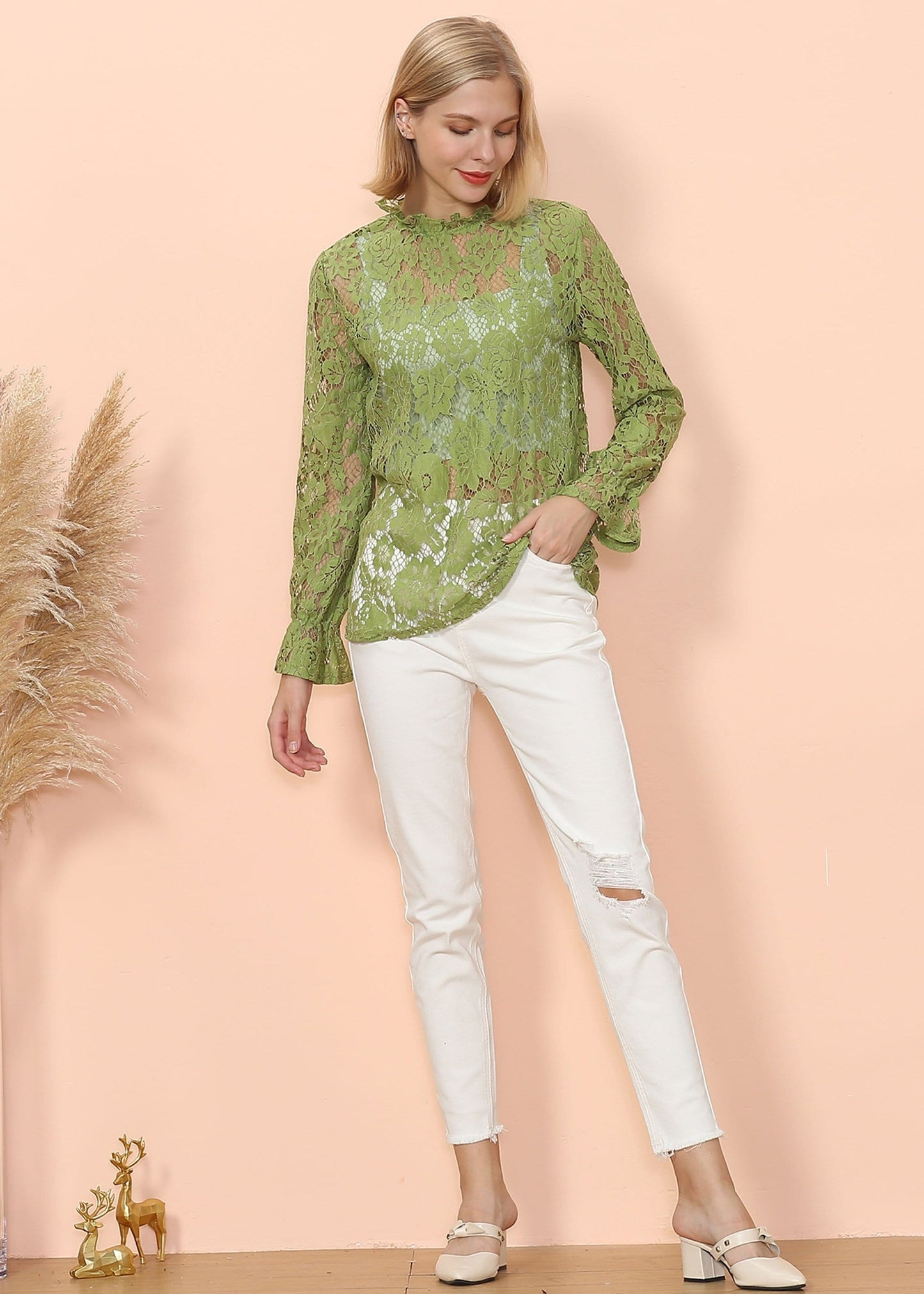 Blusa transparente con mangas abullonadas y encaje en capas
