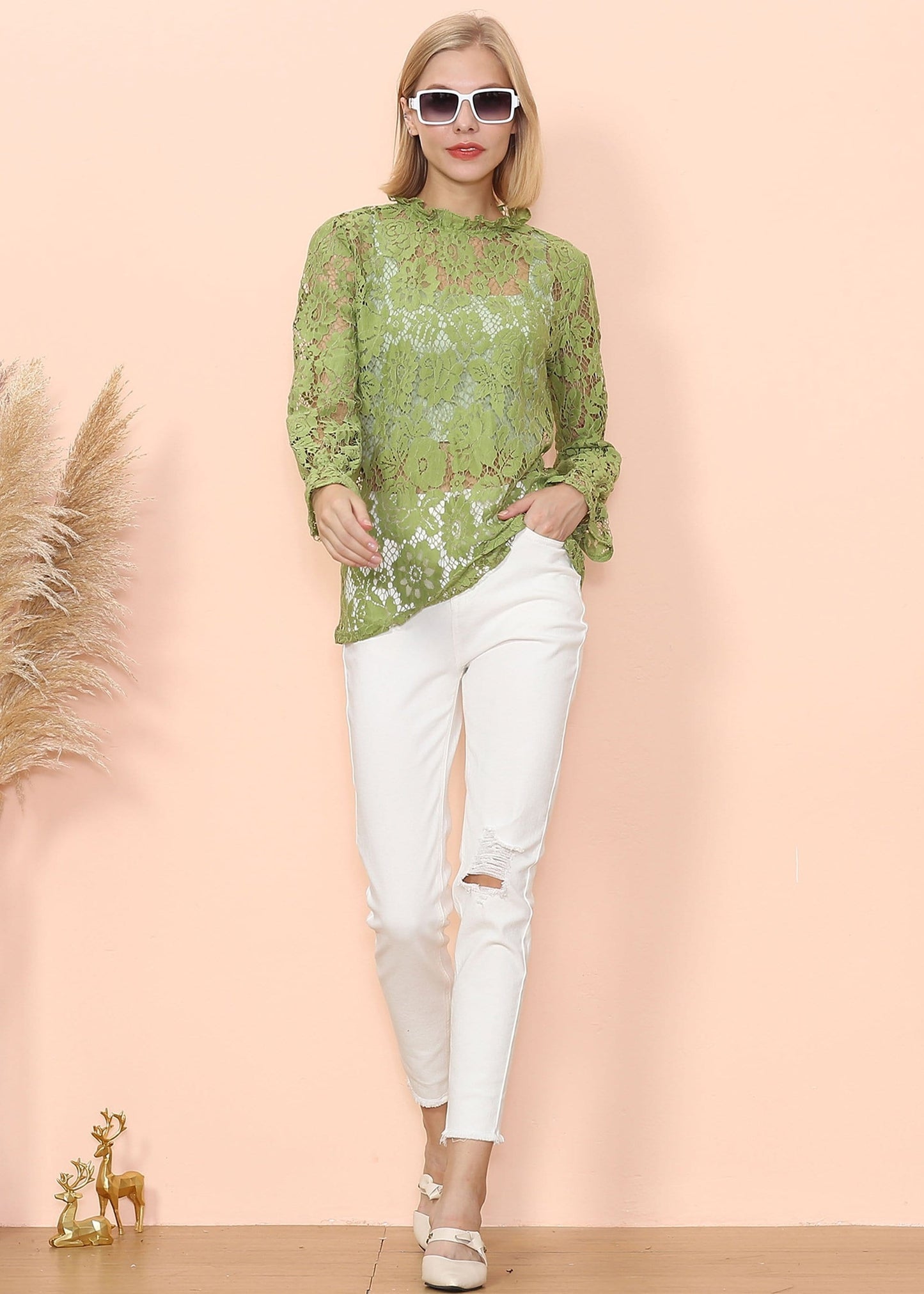 Blusa transparente con mangas abullonadas y encaje en capas