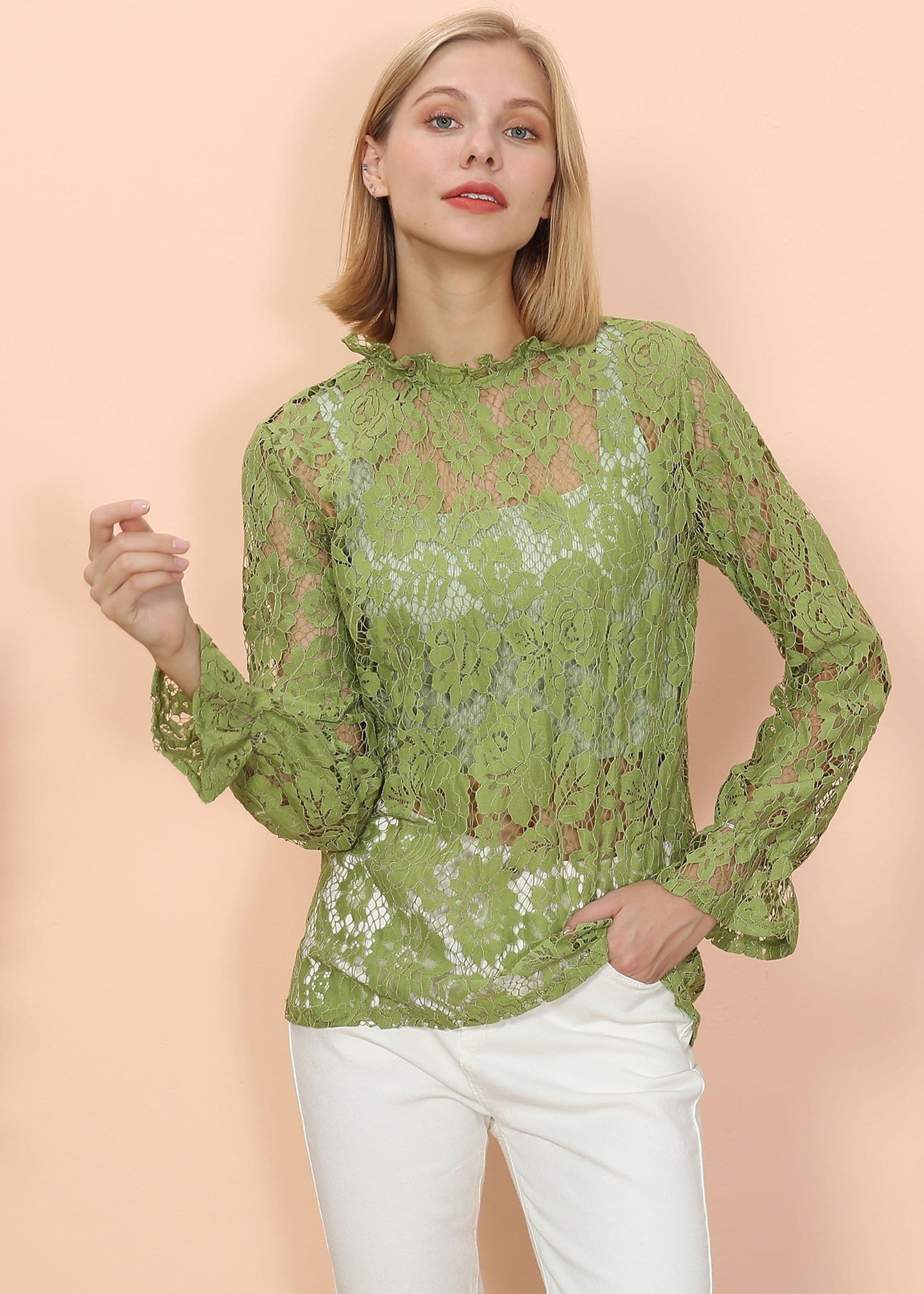 Blusa transparente con mangas abullonadas y encaje en capas