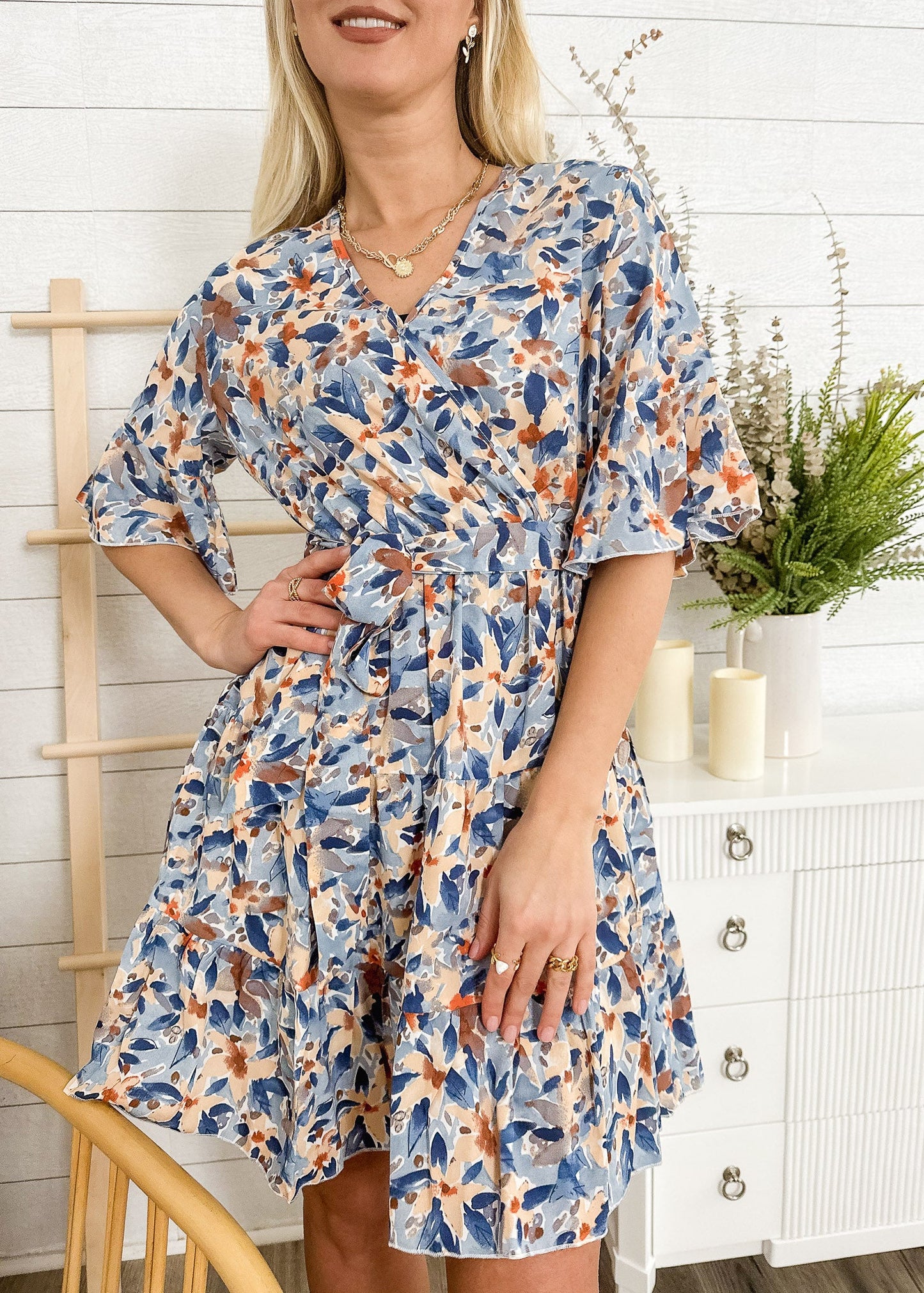 Vestido floral con capas y mangas con volantes