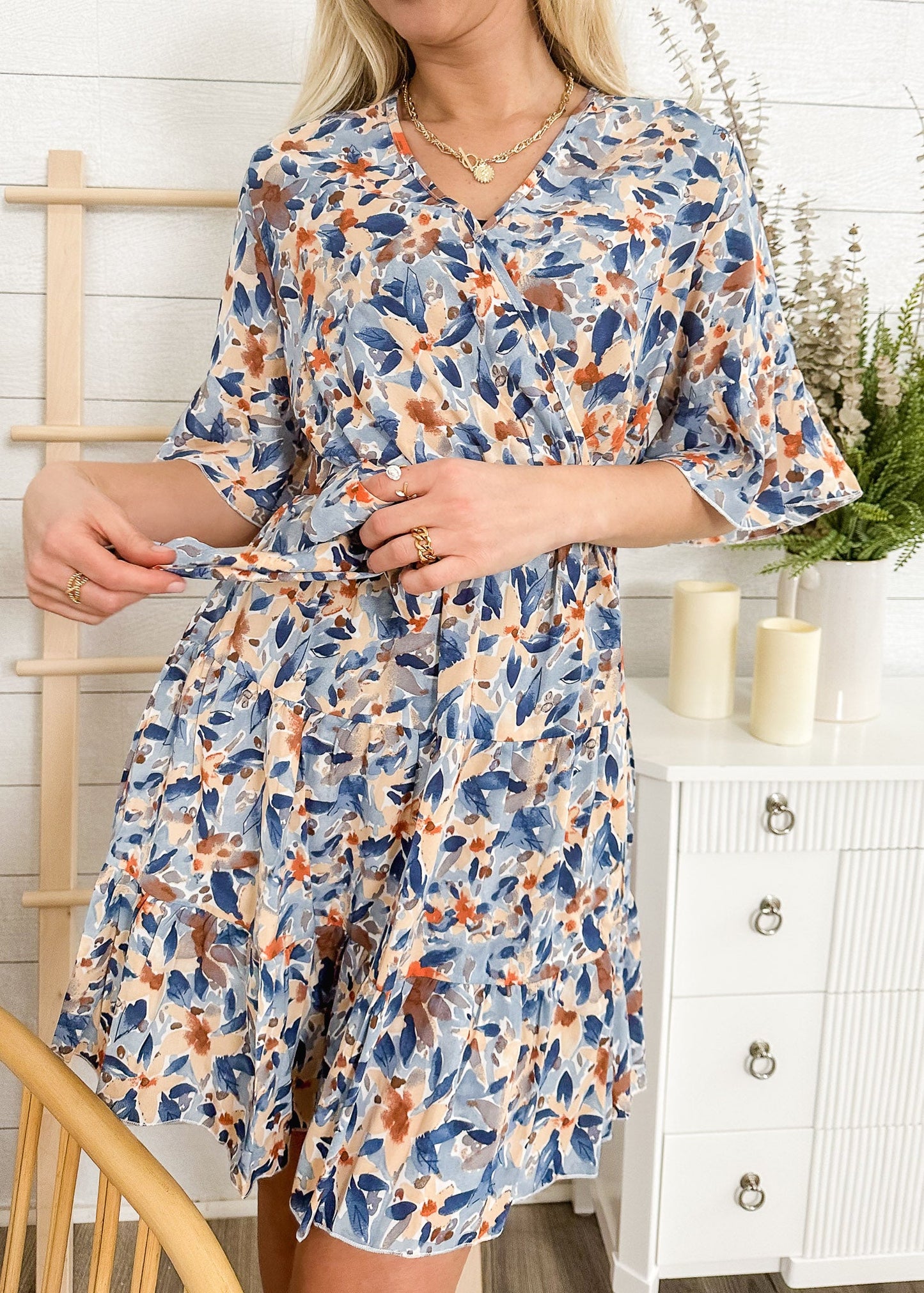 Vestido floral con capas y mangas con volantes