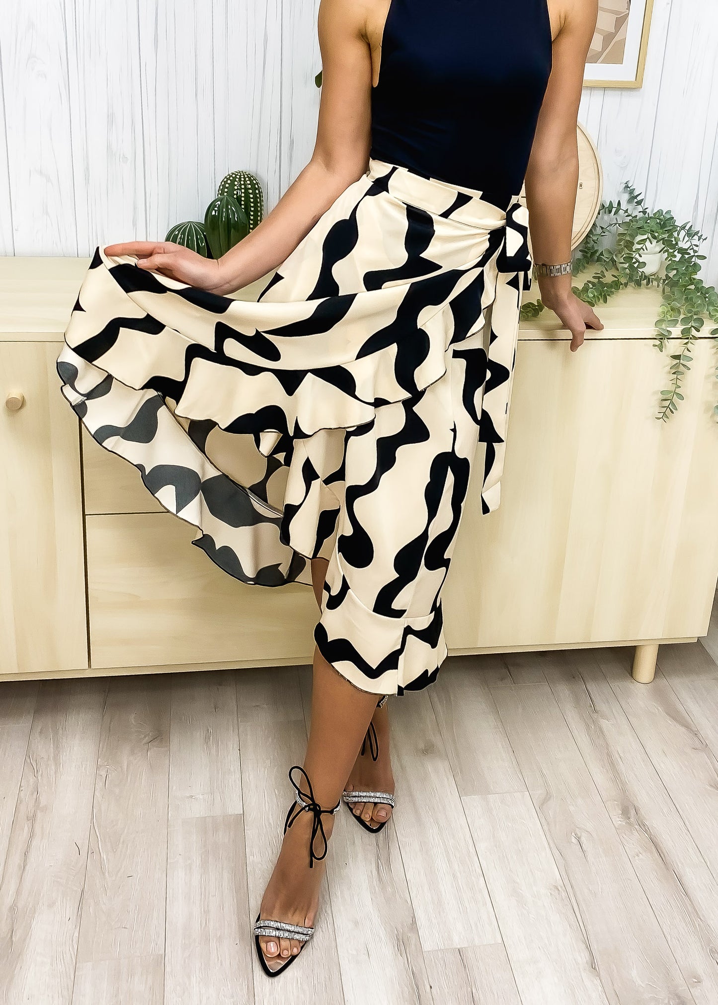 Falda cruzada con estampado de ondas abstractas