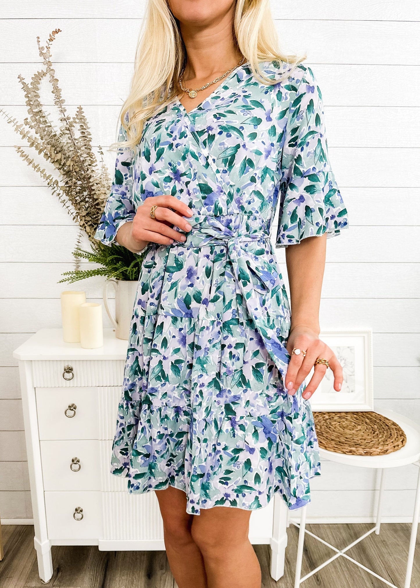 Vestido floral con capas y mangas con volantes