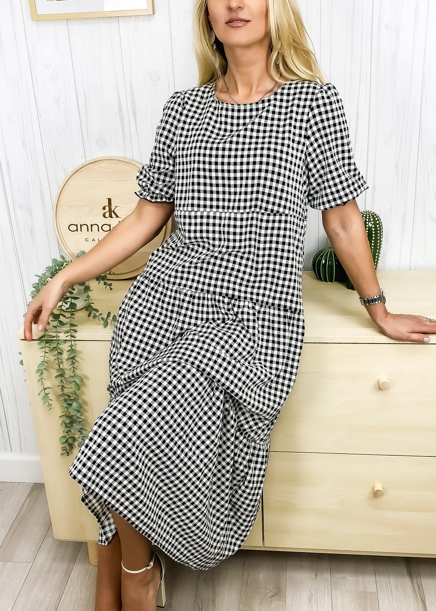 Vestido largo de manga corta con estampado de lunares suaves