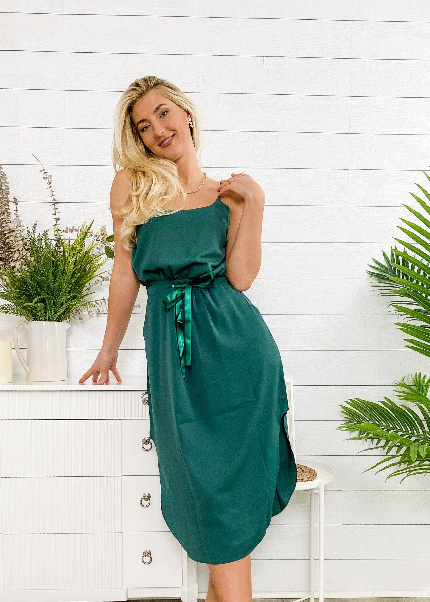 Vestido de color liso con dobladillo redondo