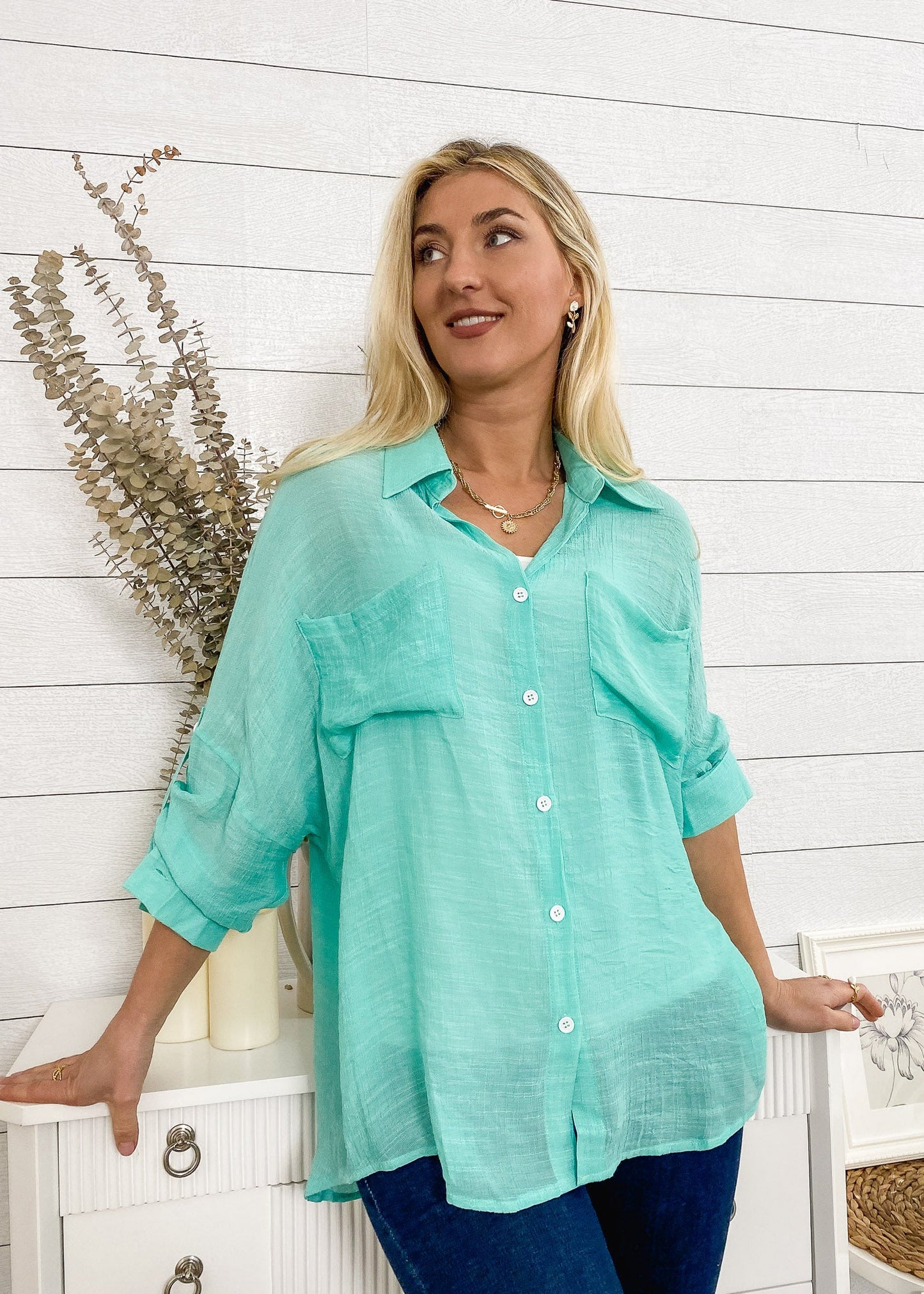 Camisa con botones de luz de color sólido