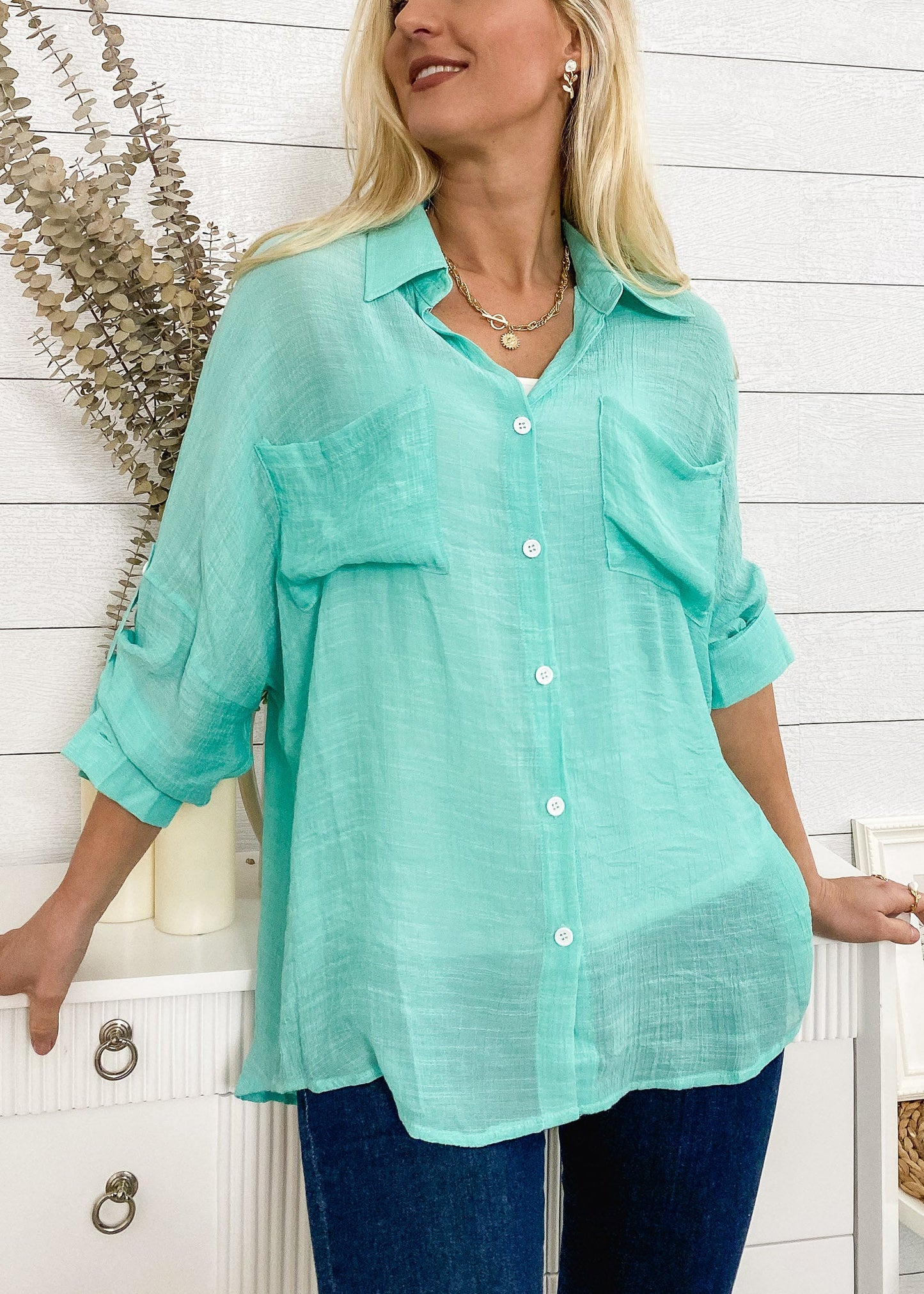 Camisa con botones de luz de color sólido