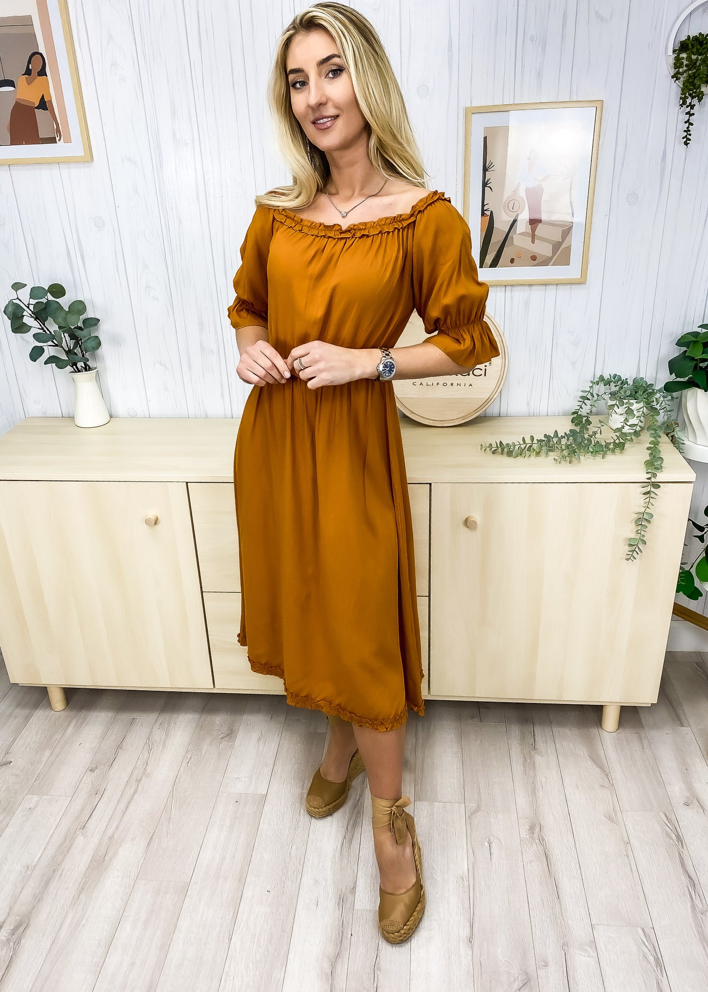 Vestido con hombros descubiertos y ribete de volantes