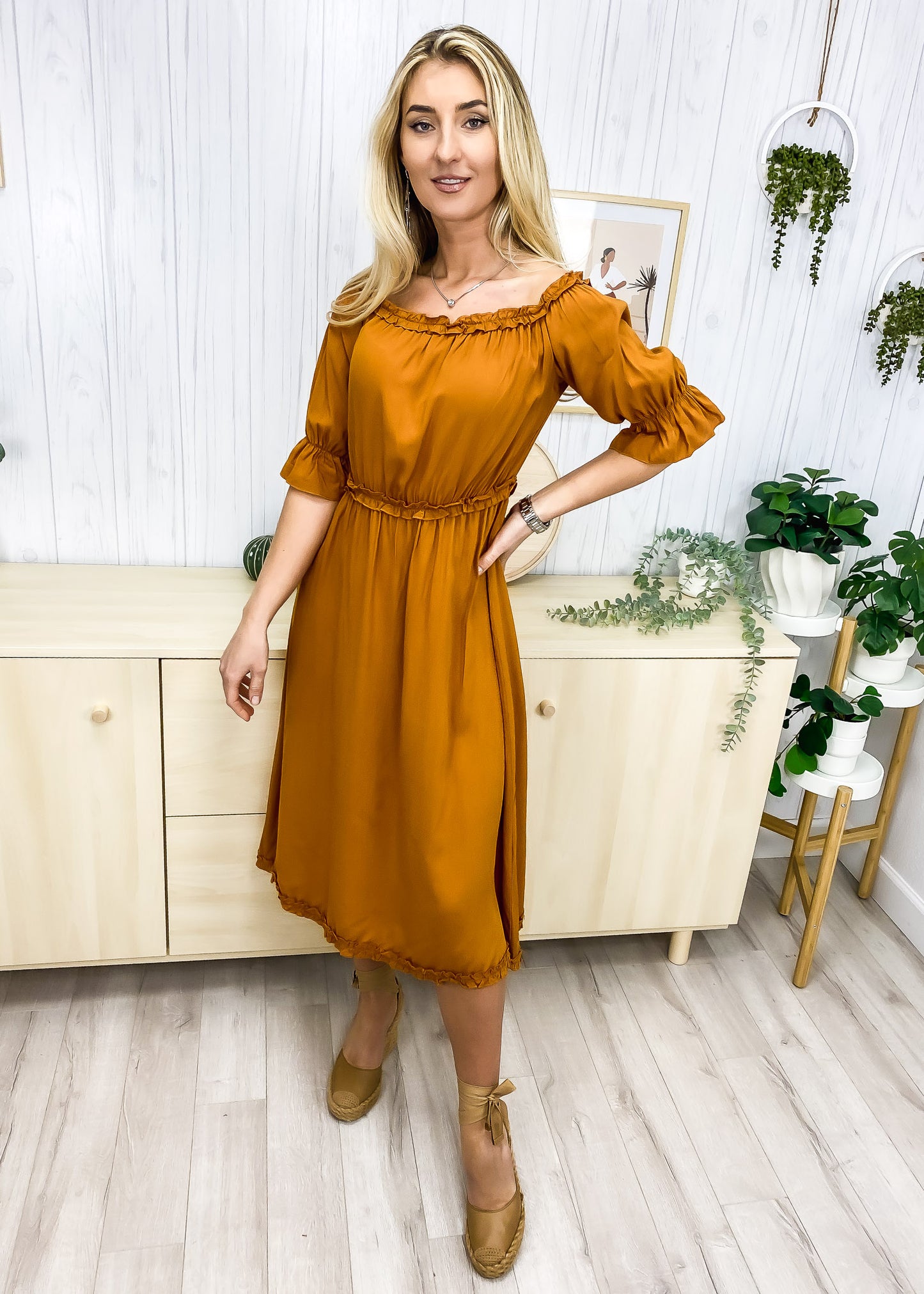 Vestido con hombros descubiertos y ribete de volantes