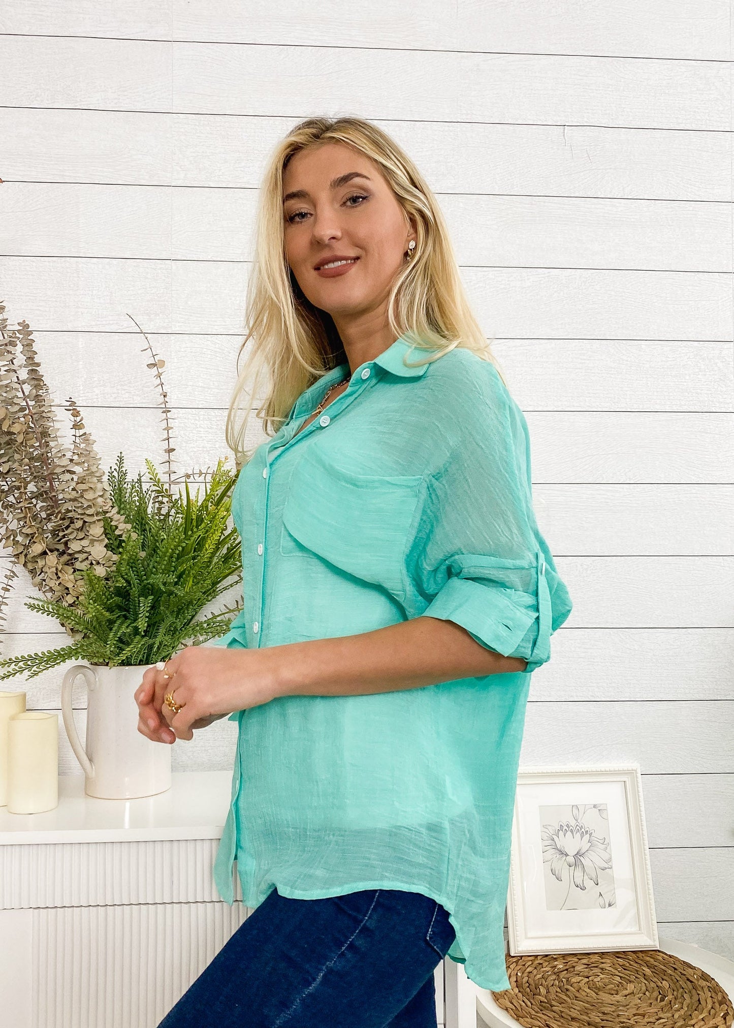 Camisa con botones de luz de color sólido