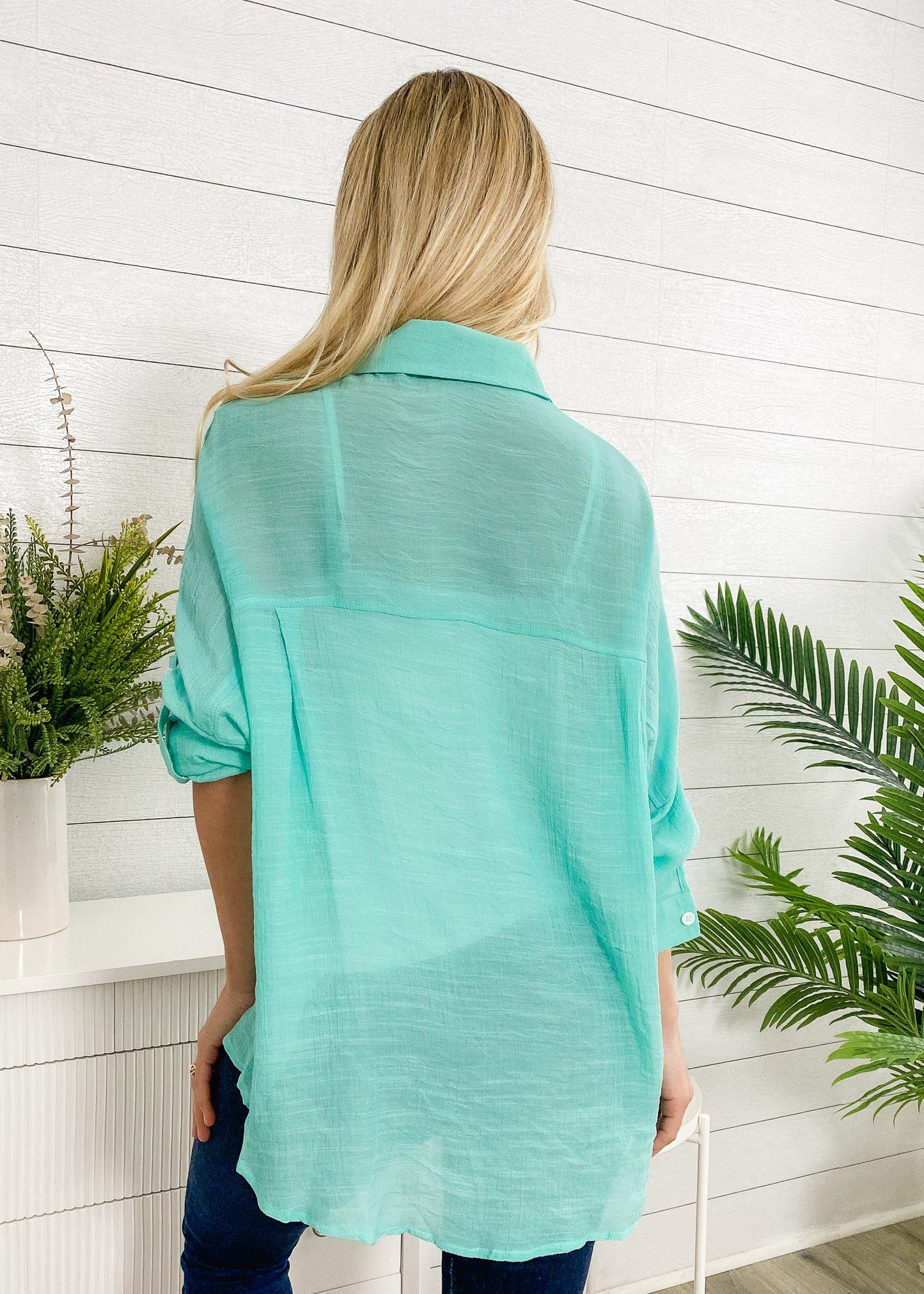 Camisa con botones de luz de color sólido