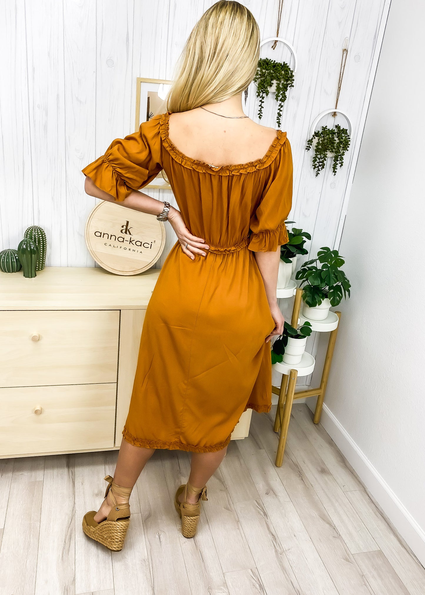 Vestido con hombros descubiertos y ribete de volantes