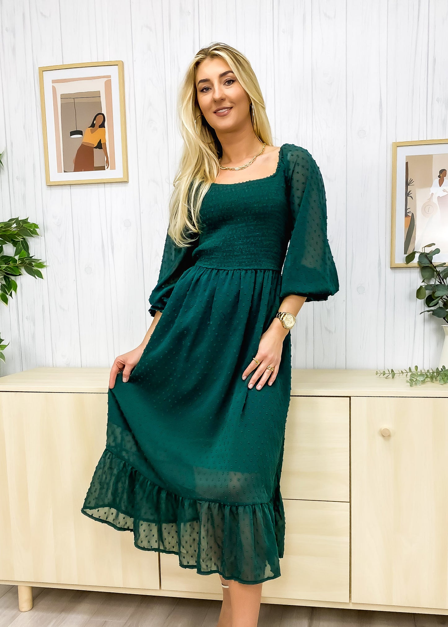 Vestido midi de lunares suizos con escote cuadrado