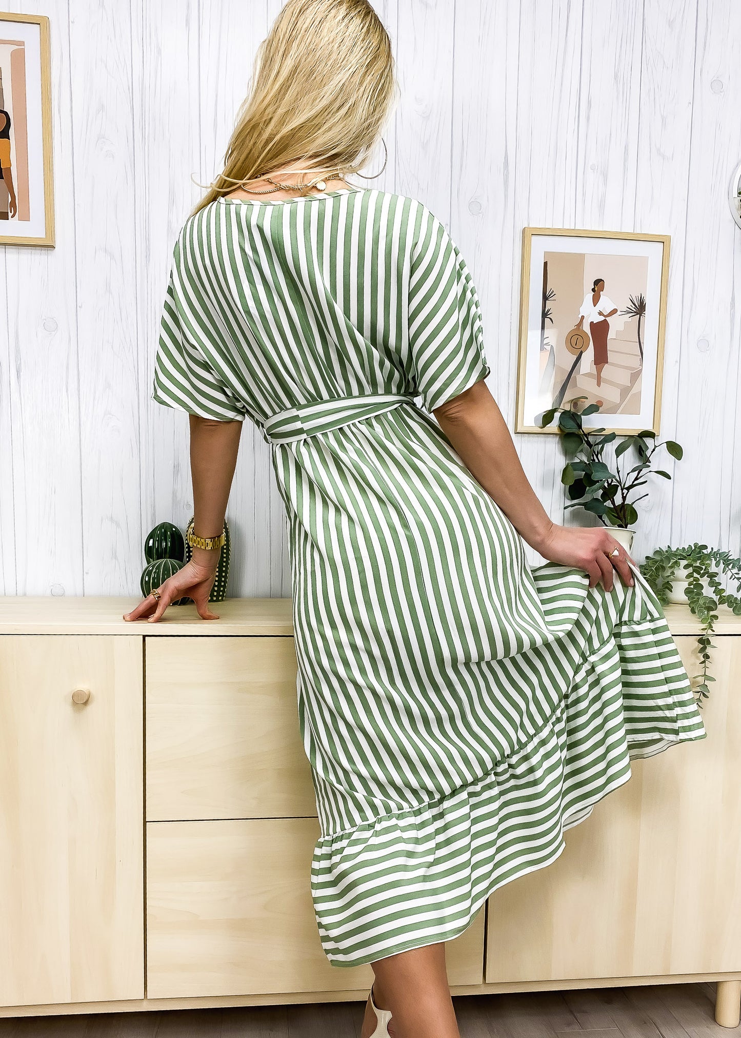 Vestido con cuello cruzado y estampado de rayas