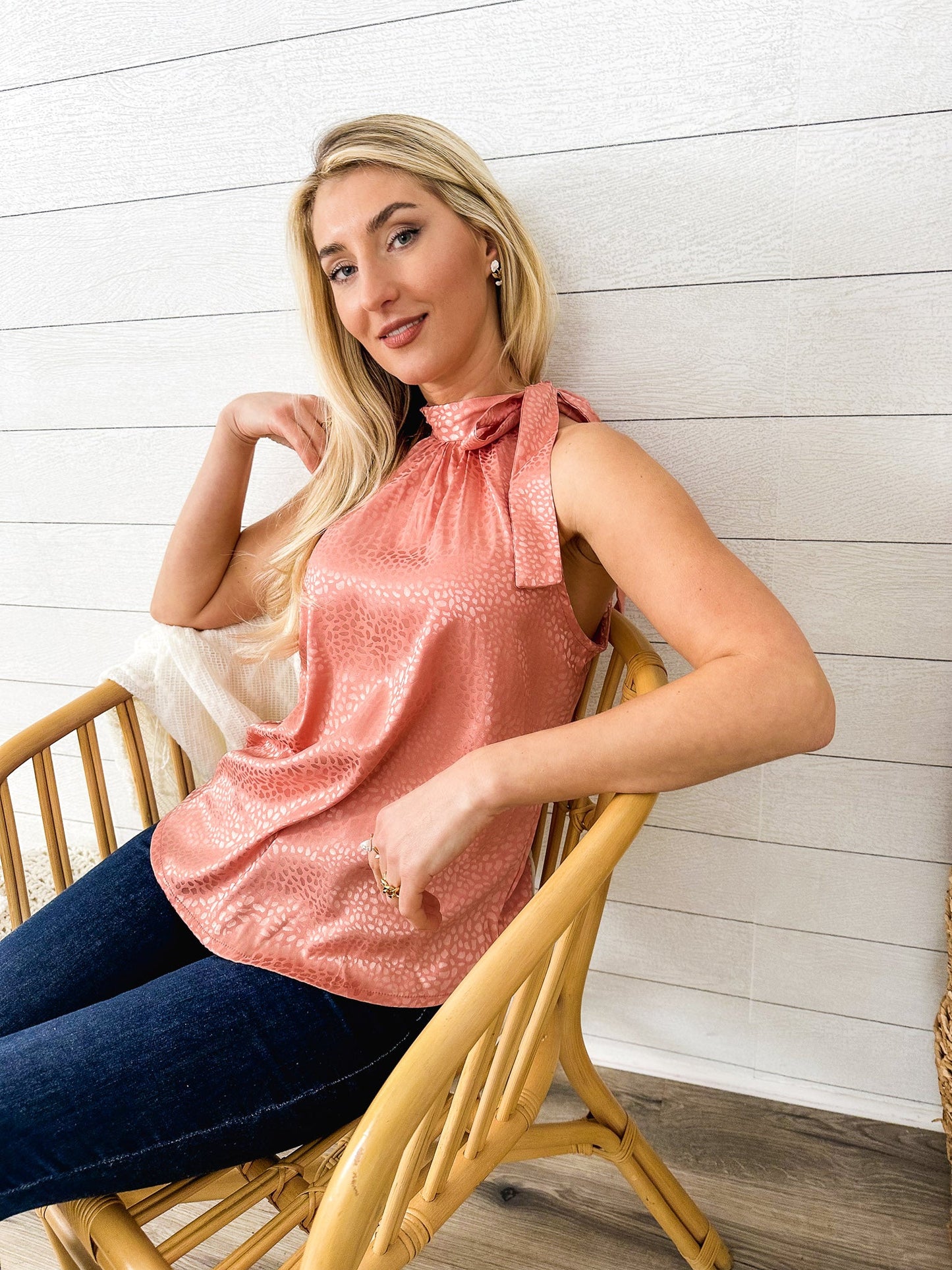 Top con cuello anudado y estampado animal